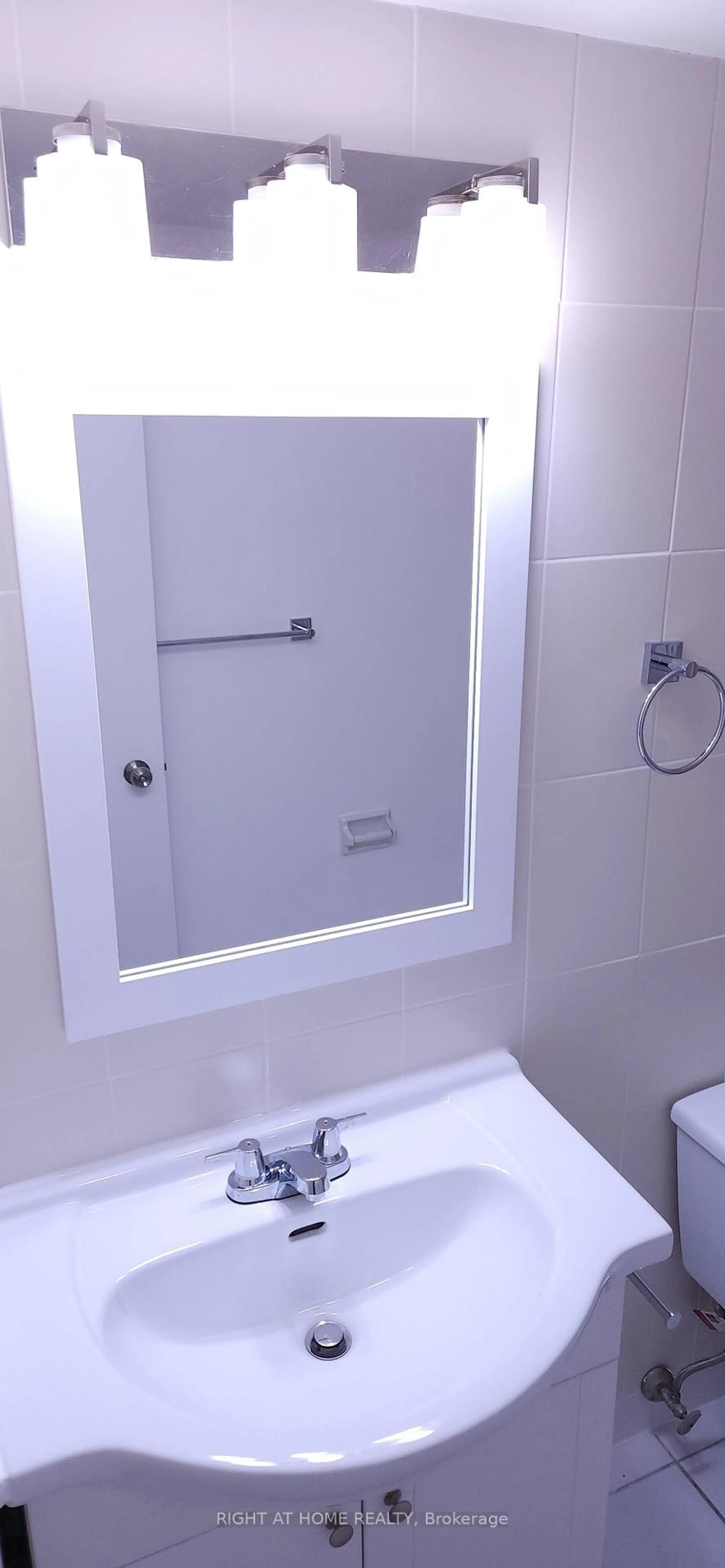 Standard bathroom, floor is not visible for 20 Gilder Dr #505, Toronto Ontario M1K 5E1