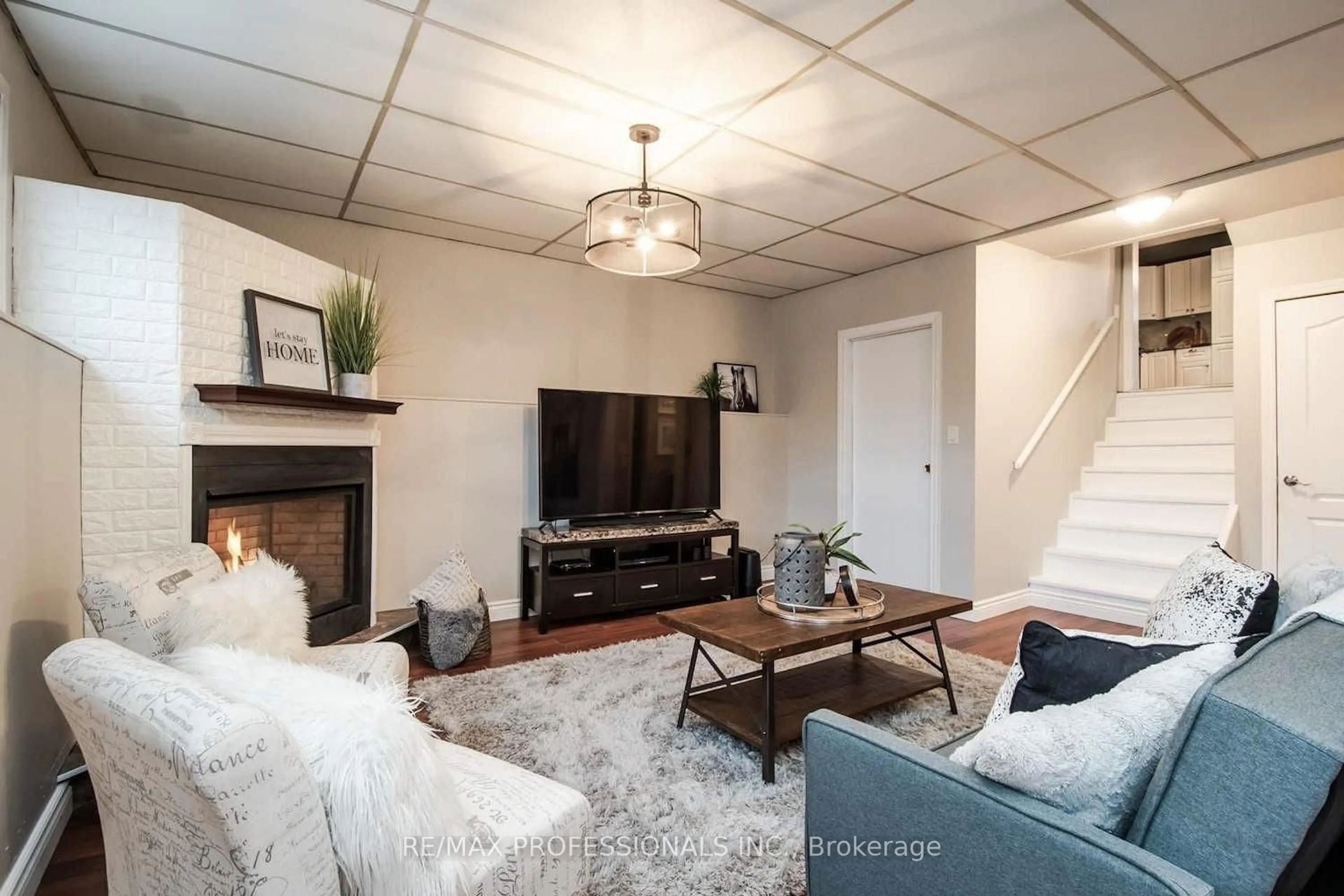 Living room with furniture, unknown for 68 Overbank Dr, Oshawa Ontario L1J 7Y8