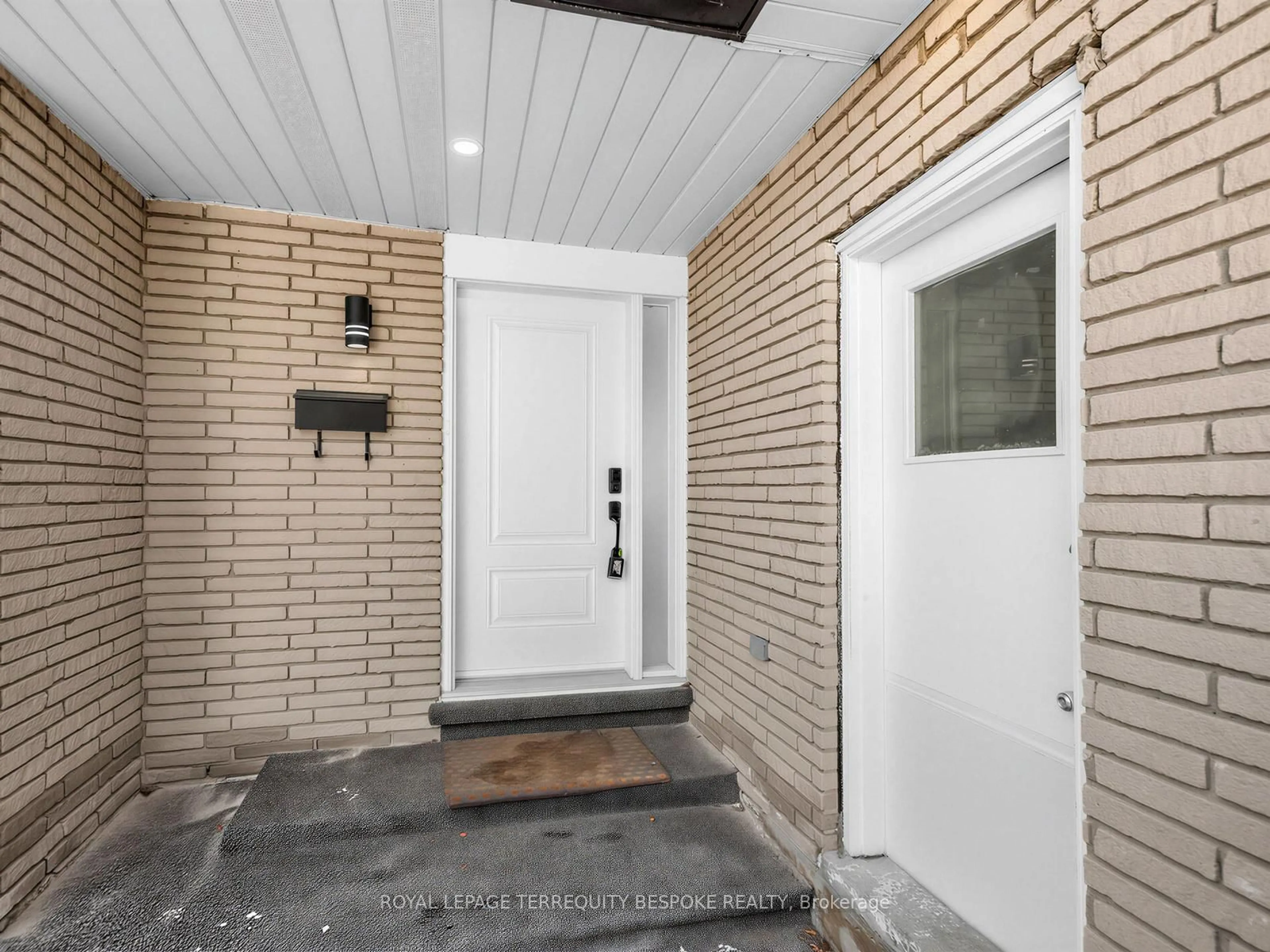 Indoor entryway for 613 Foxrun Crt, Oshawa Ontario L1K 1N9