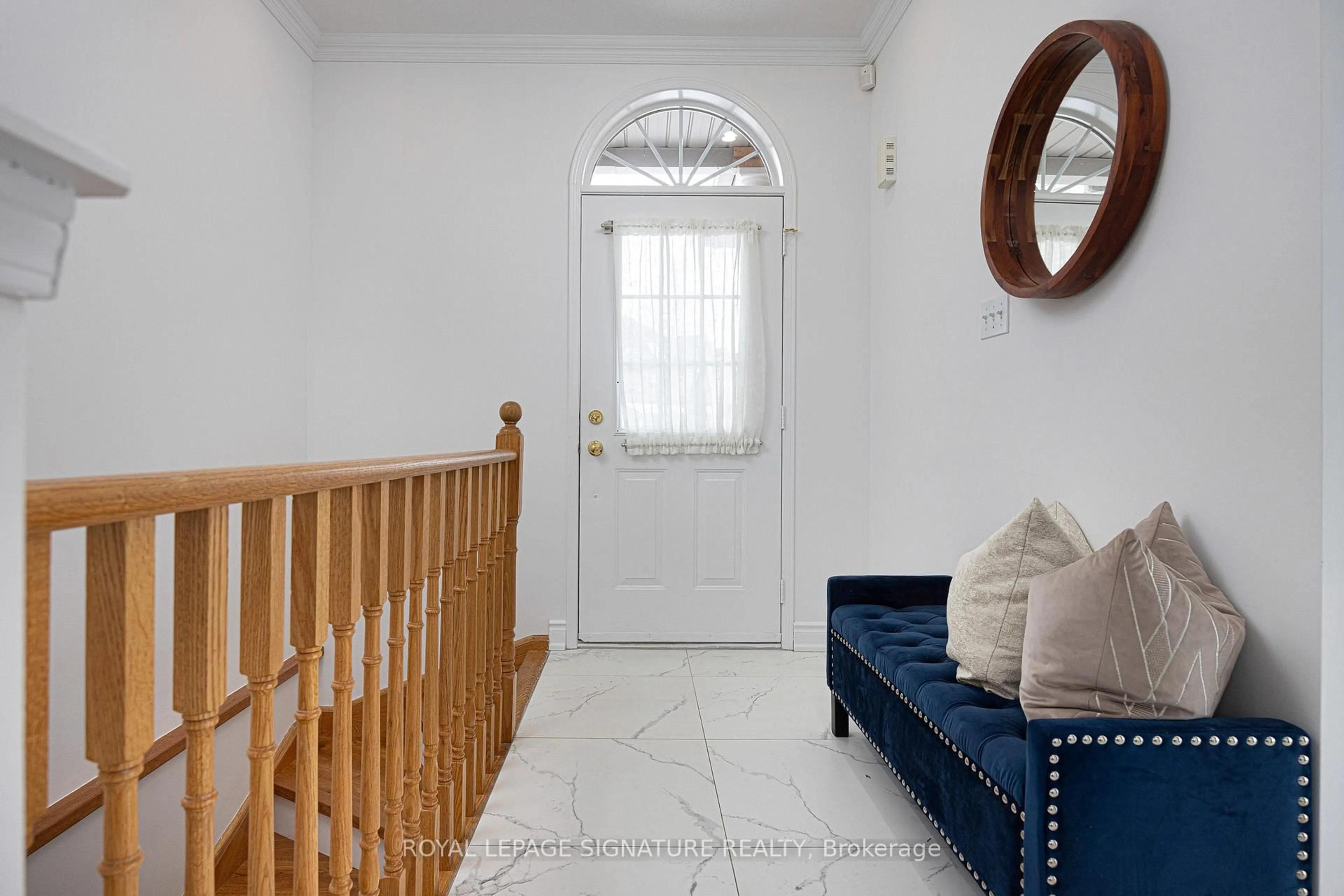 Indoor entryway for 328 Maple View Crt, Pickering Ontario L1X 2X3