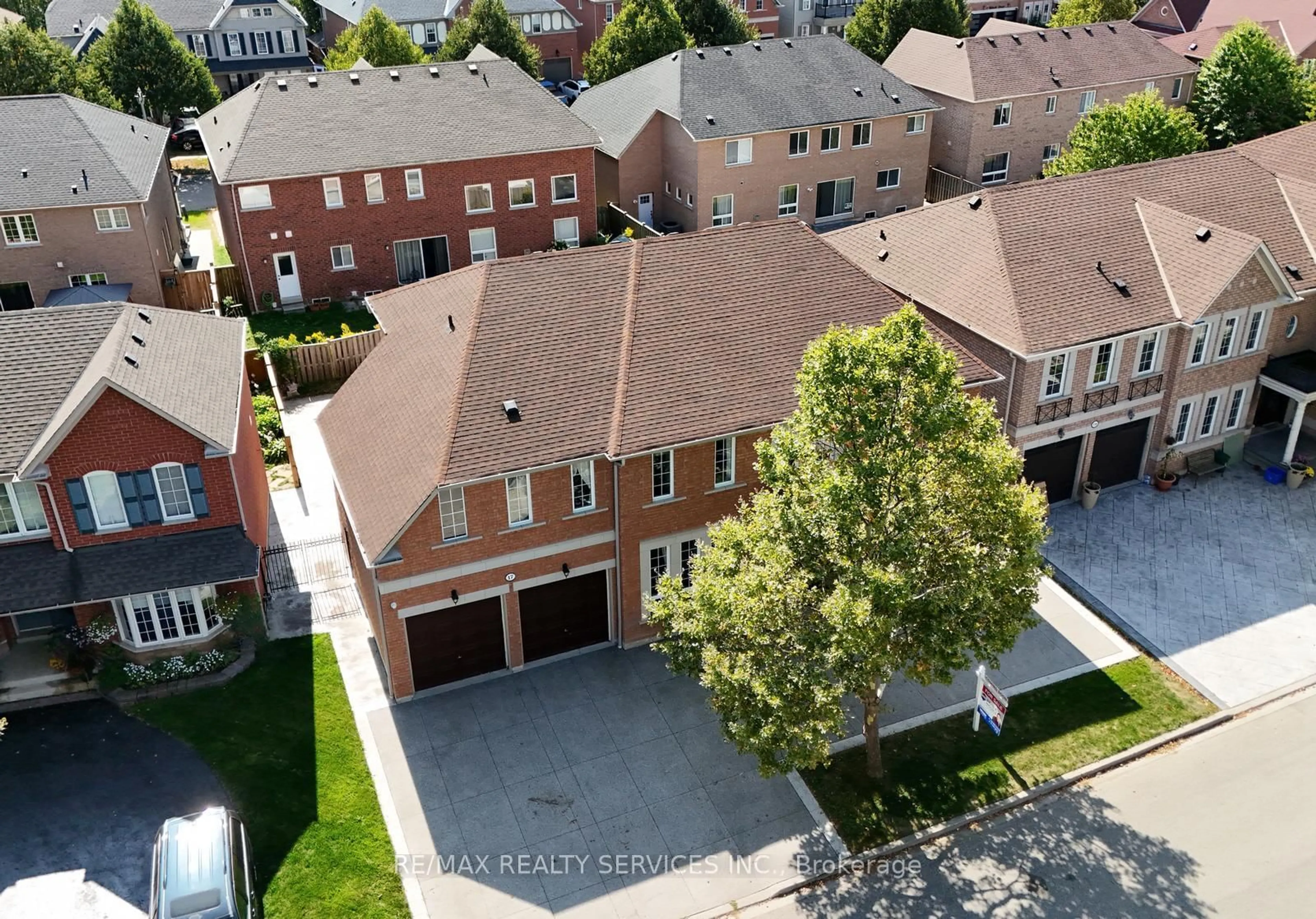 A pic from outside/outdoor area/front of a property/back of a property/a pic from drone, street for 17 Ballantyne Dr, Ajax Ontario L1T 4H6