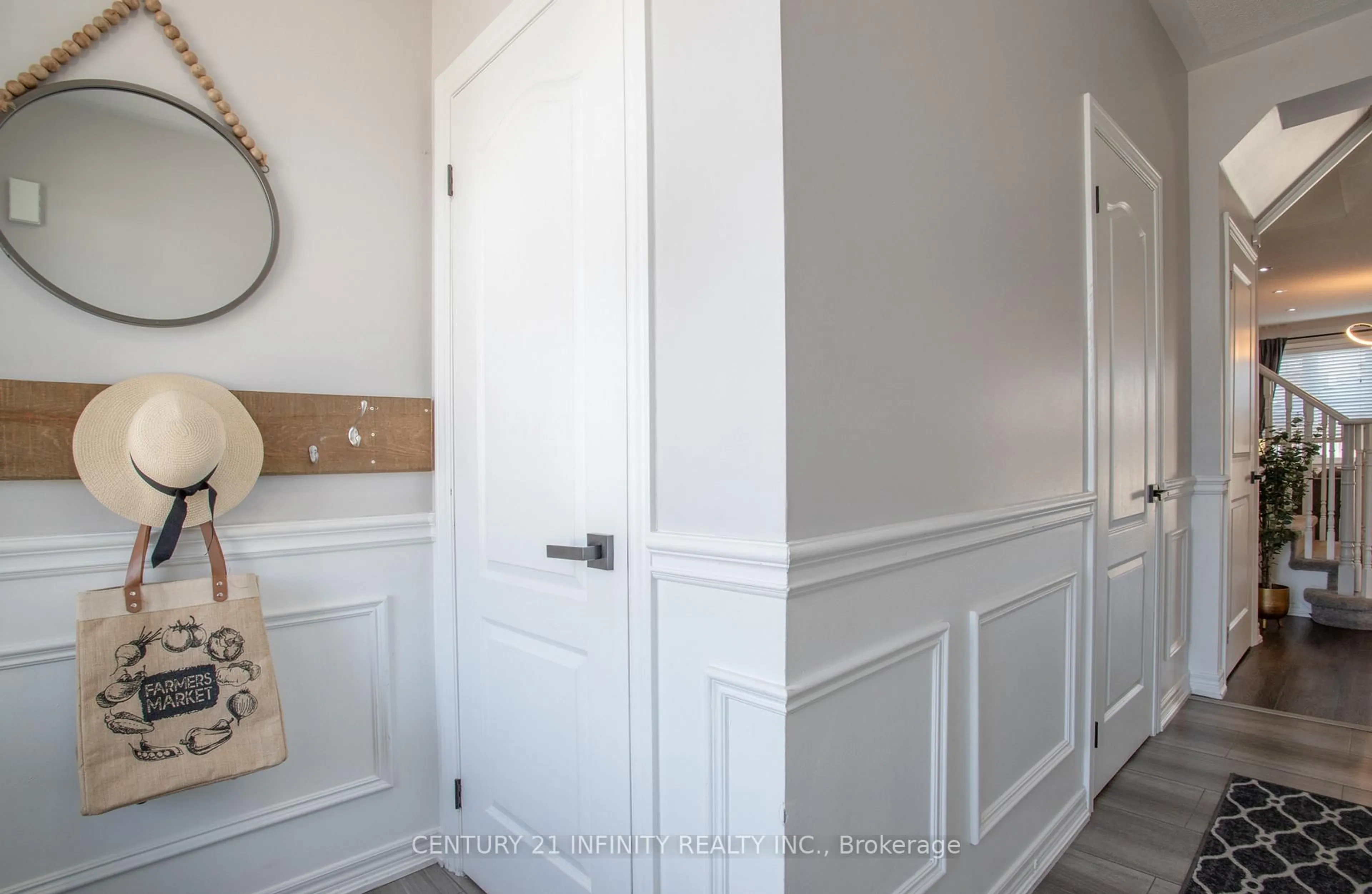 Indoor entryway for 32 Buxton Lane, Clarington Ontario L1C 0J5