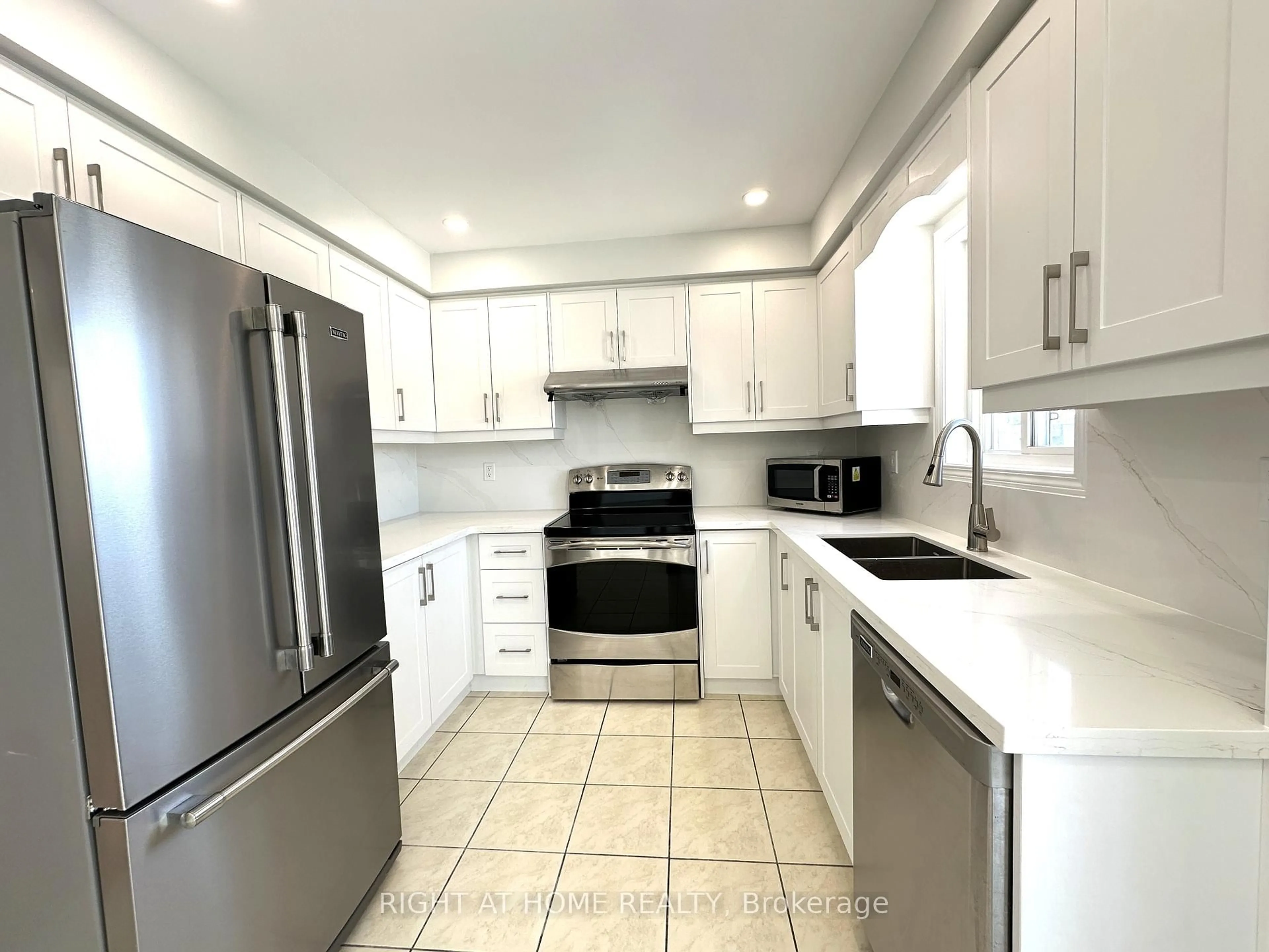 Standard kitchen, ceramic/tile floor for 56 Longueuil Pl, Whitby Ontario L1R 3H1