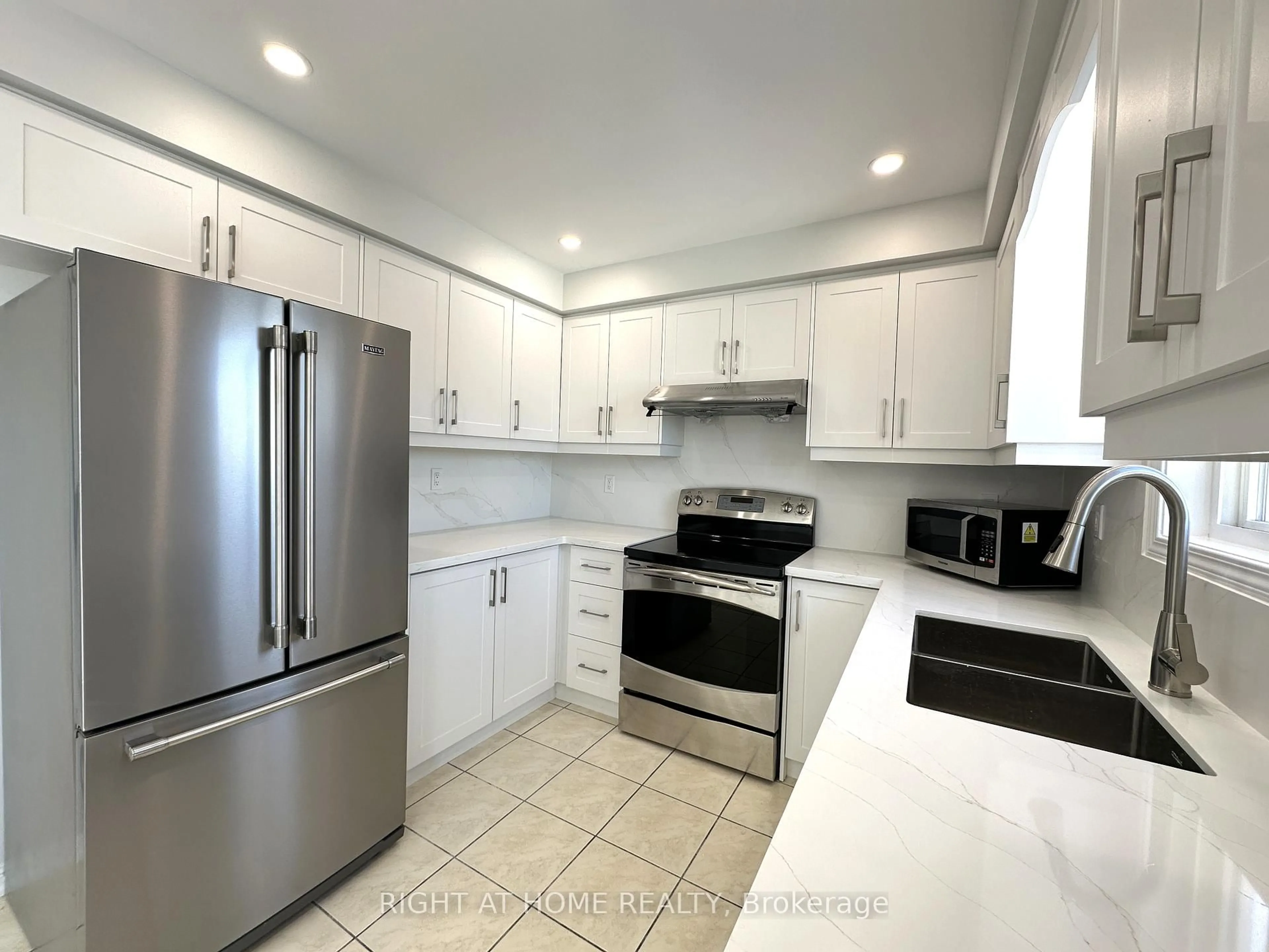 Unknown for 56 Longueuil Pl, Whitby Ontario L1R 3H1