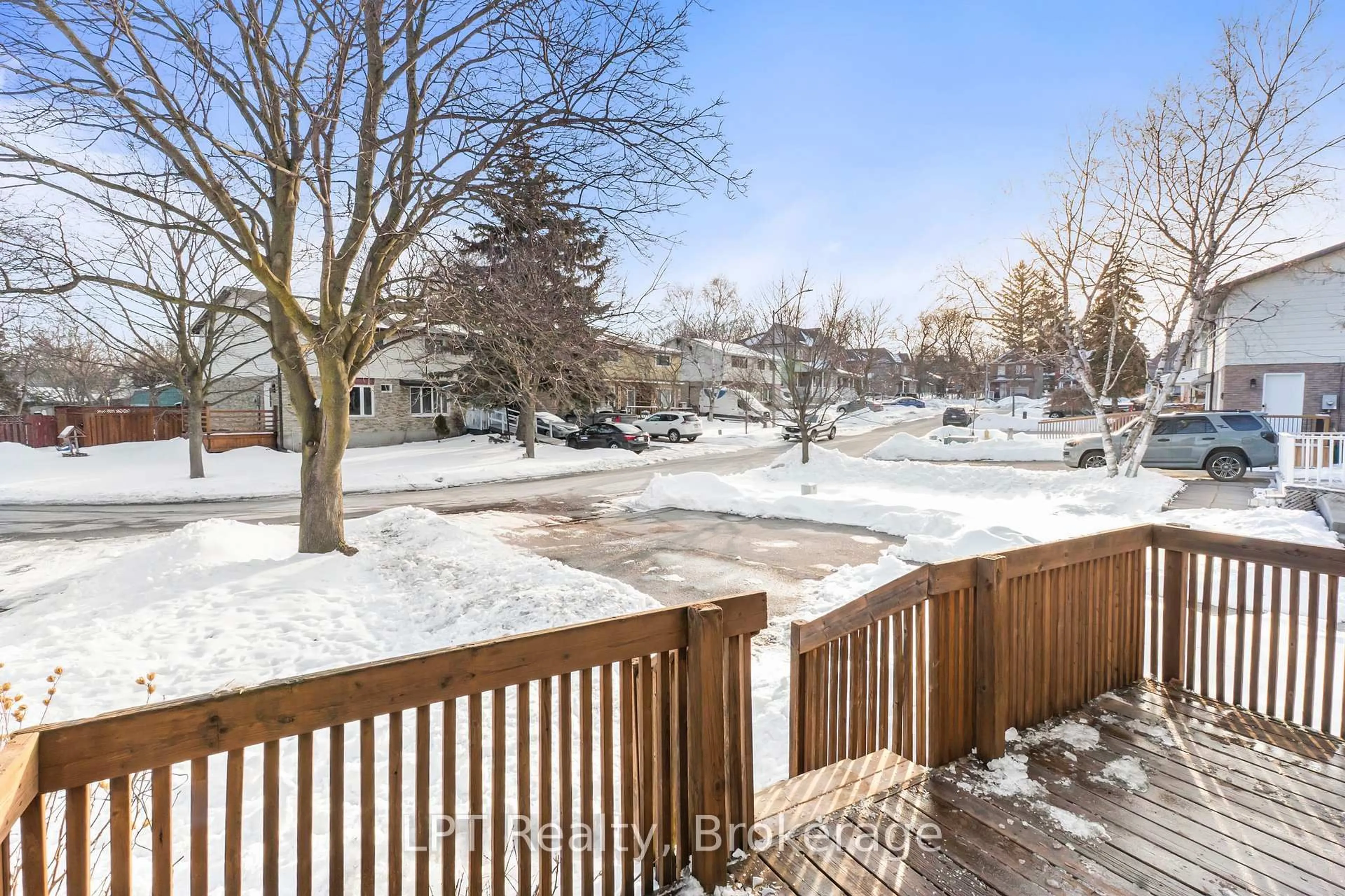 A pic from outside/outdoor area/front of a property/back of a property/a pic from drone, street for 118 Capreol Crt, Oshawa Ontario L1J 6E6