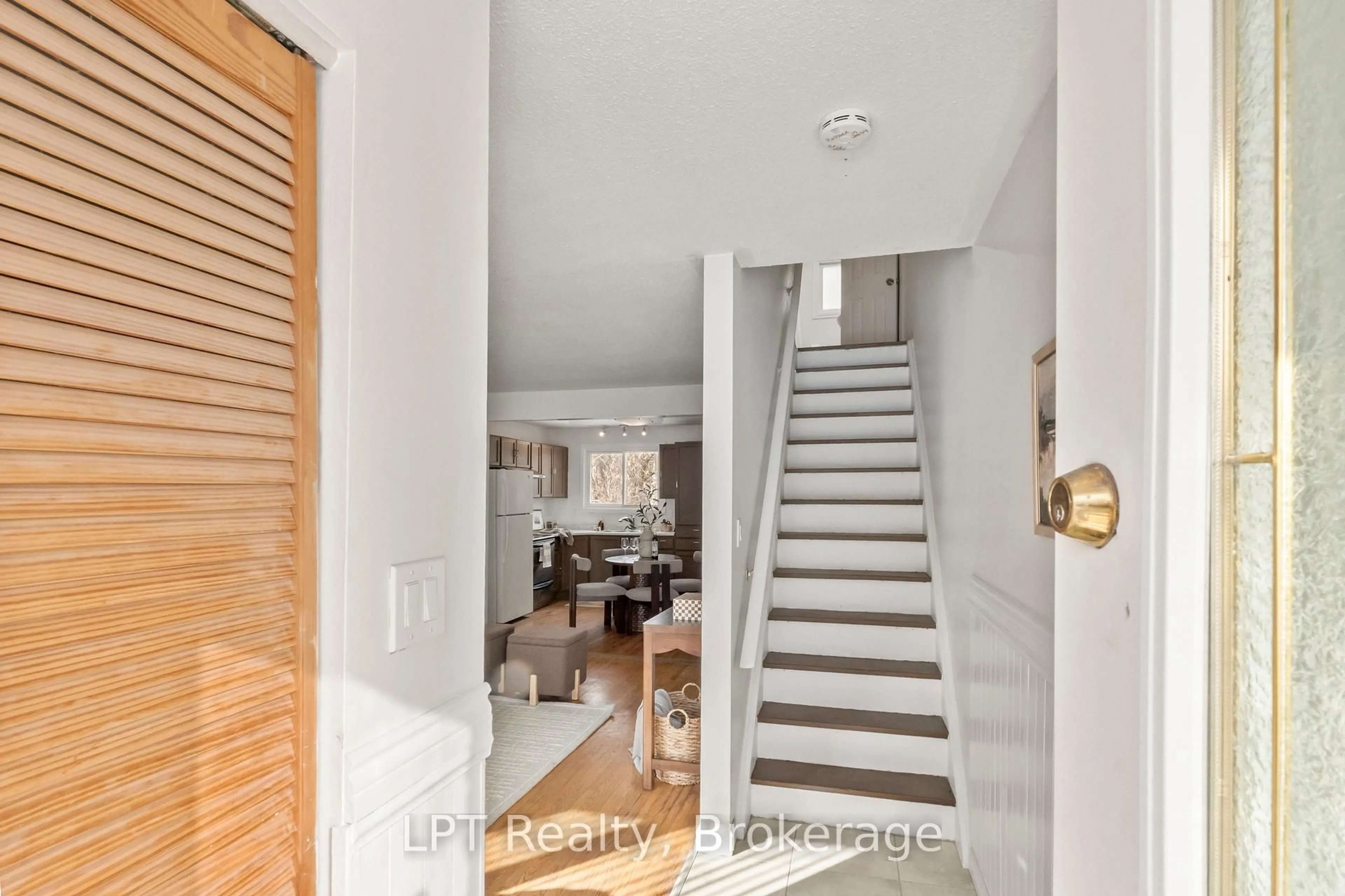 Indoor entryway for 118 Capreol Crt, Oshawa Ontario L1J 6E6