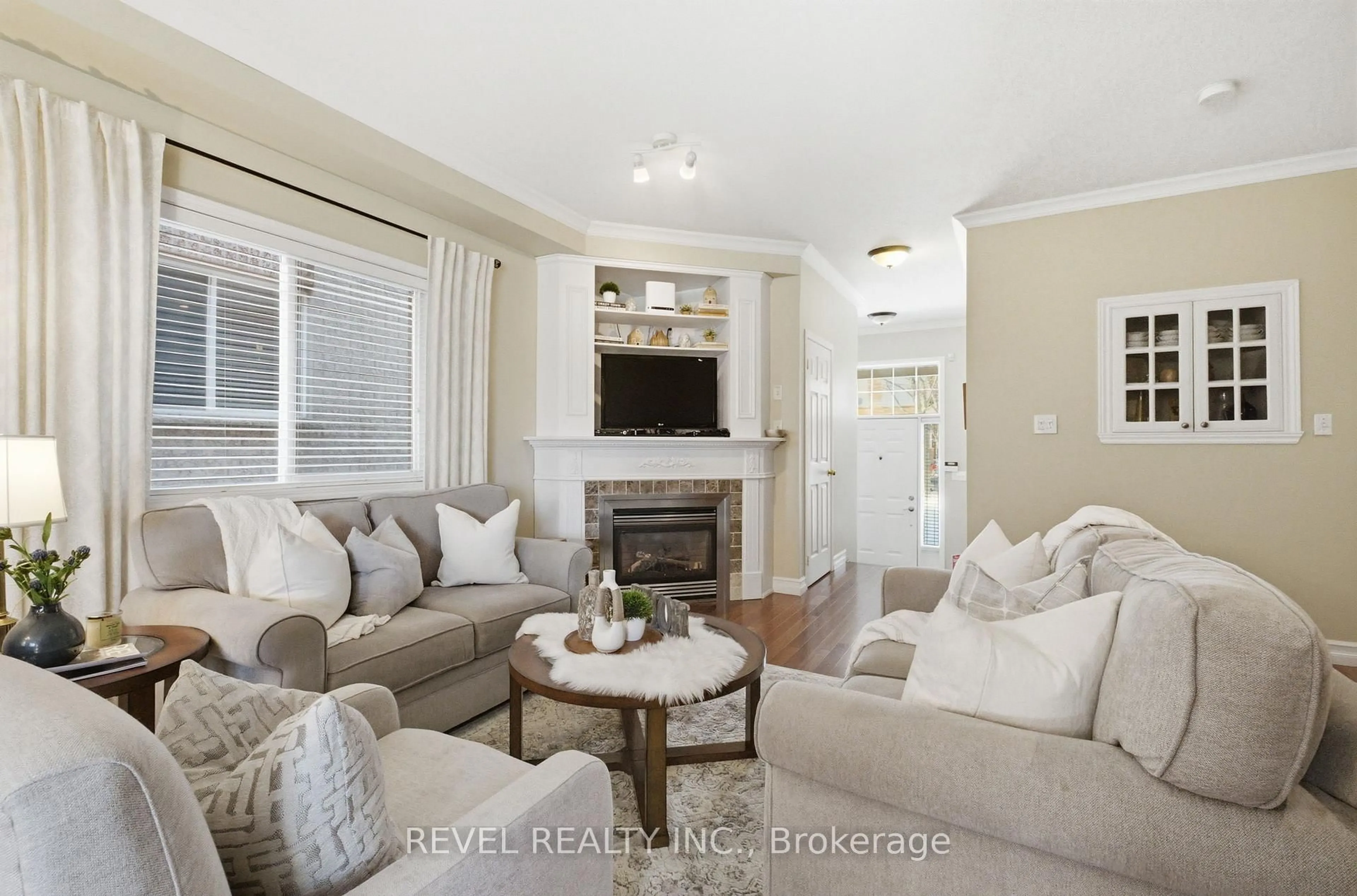 Living room with furniture, unknown for 3 Dreamcrest Crt, Whitby Ontario L1R 3P4