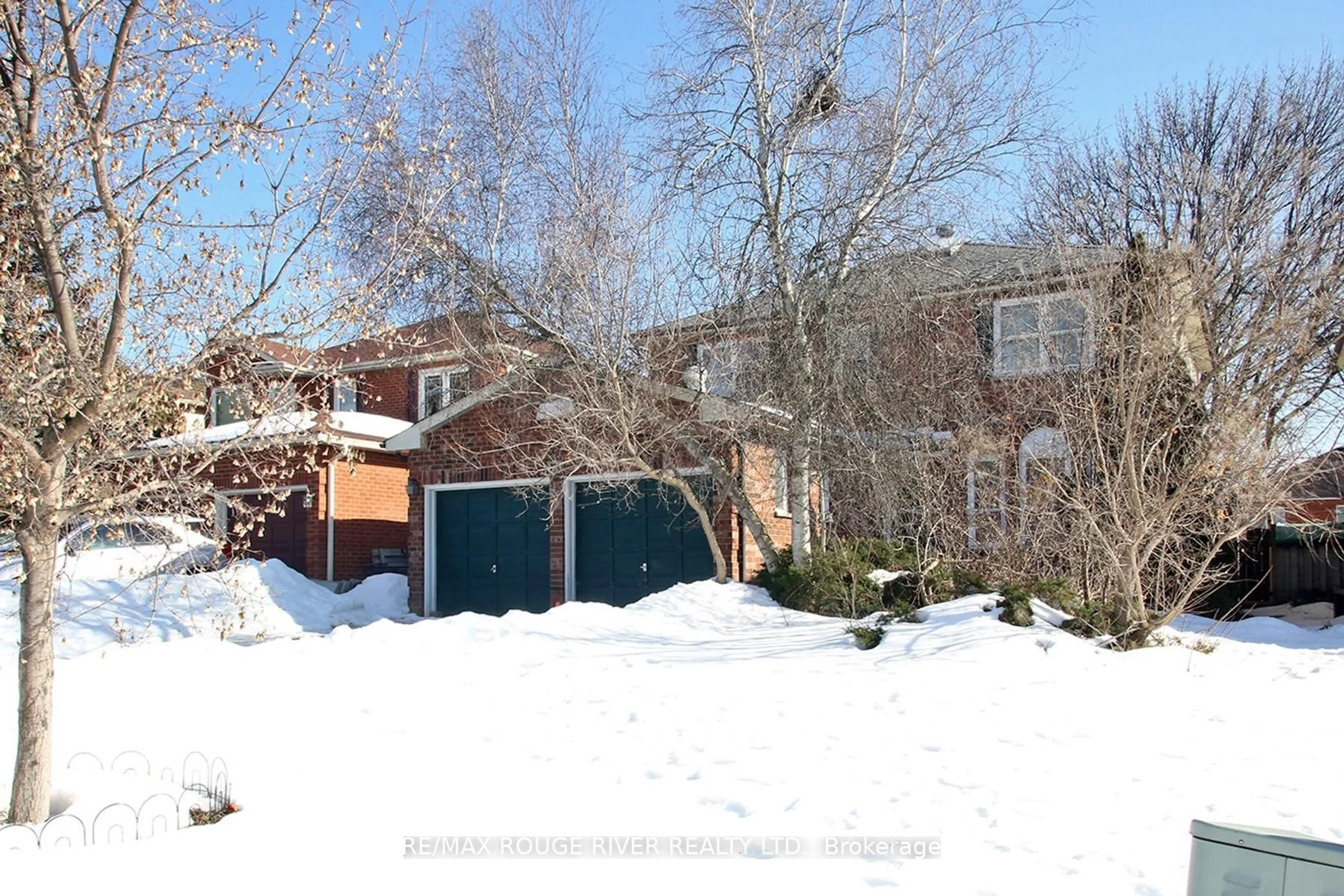 A pic from outside/outdoor area/front of a property/back of a property/a pic from drone, street for 66 Jamieson Cres, Whitby Ontario L1R 1V1