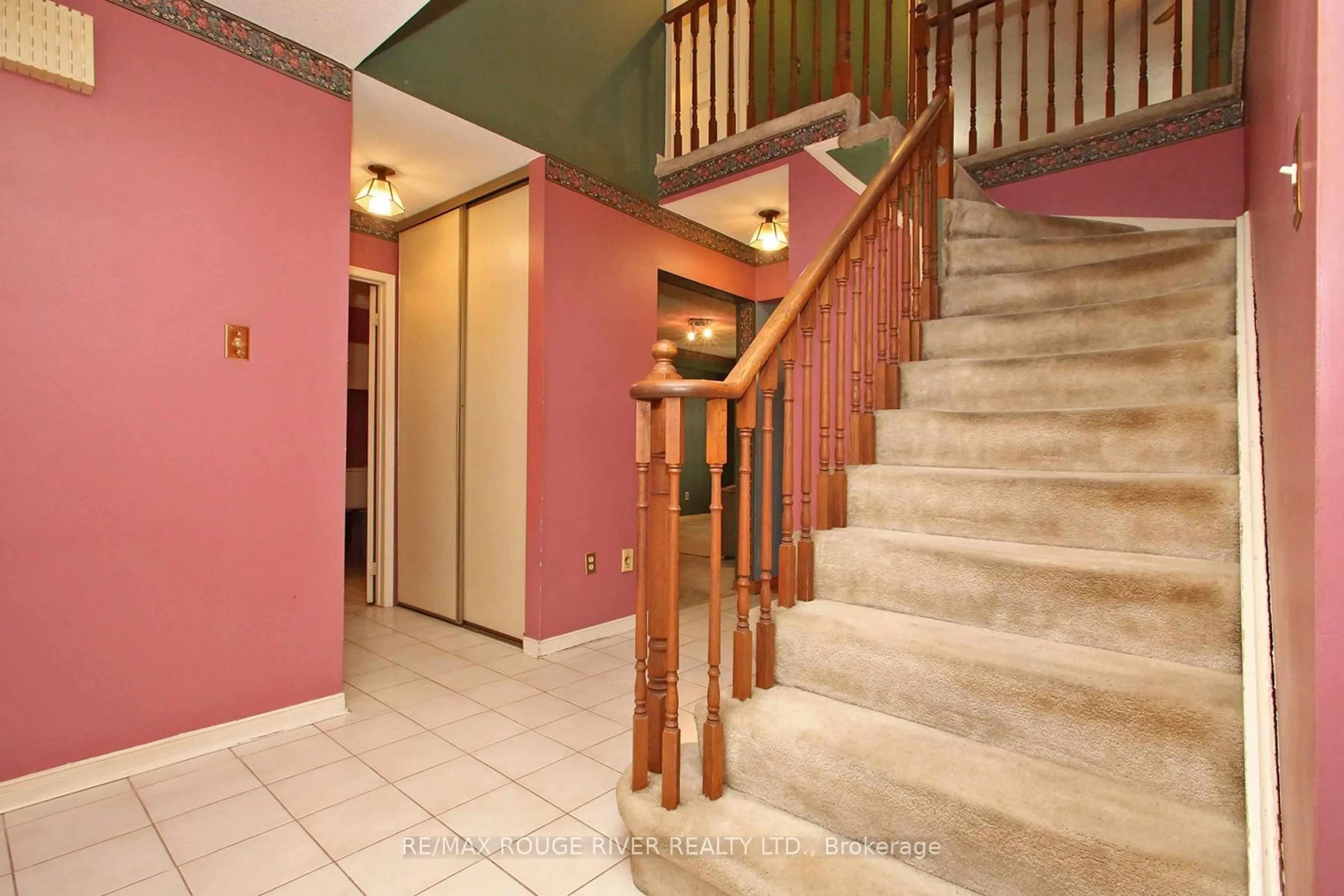 Indoor foyer for 66 Jamieson Cres, Whitby Ontario L1R 1V1