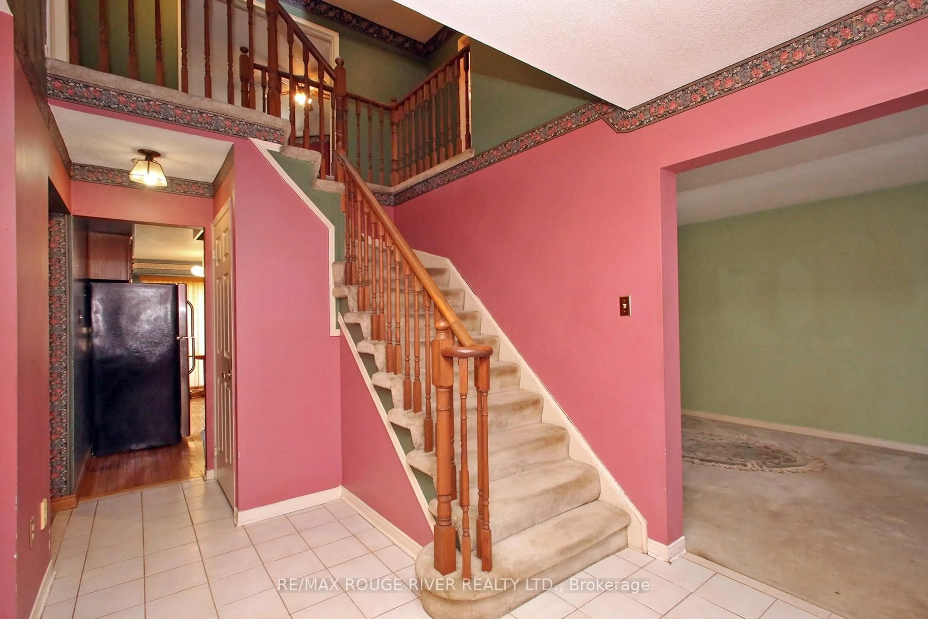 Indoor foyer for 66 Jamieson Cres, Whitby Ontario L1R 1V1