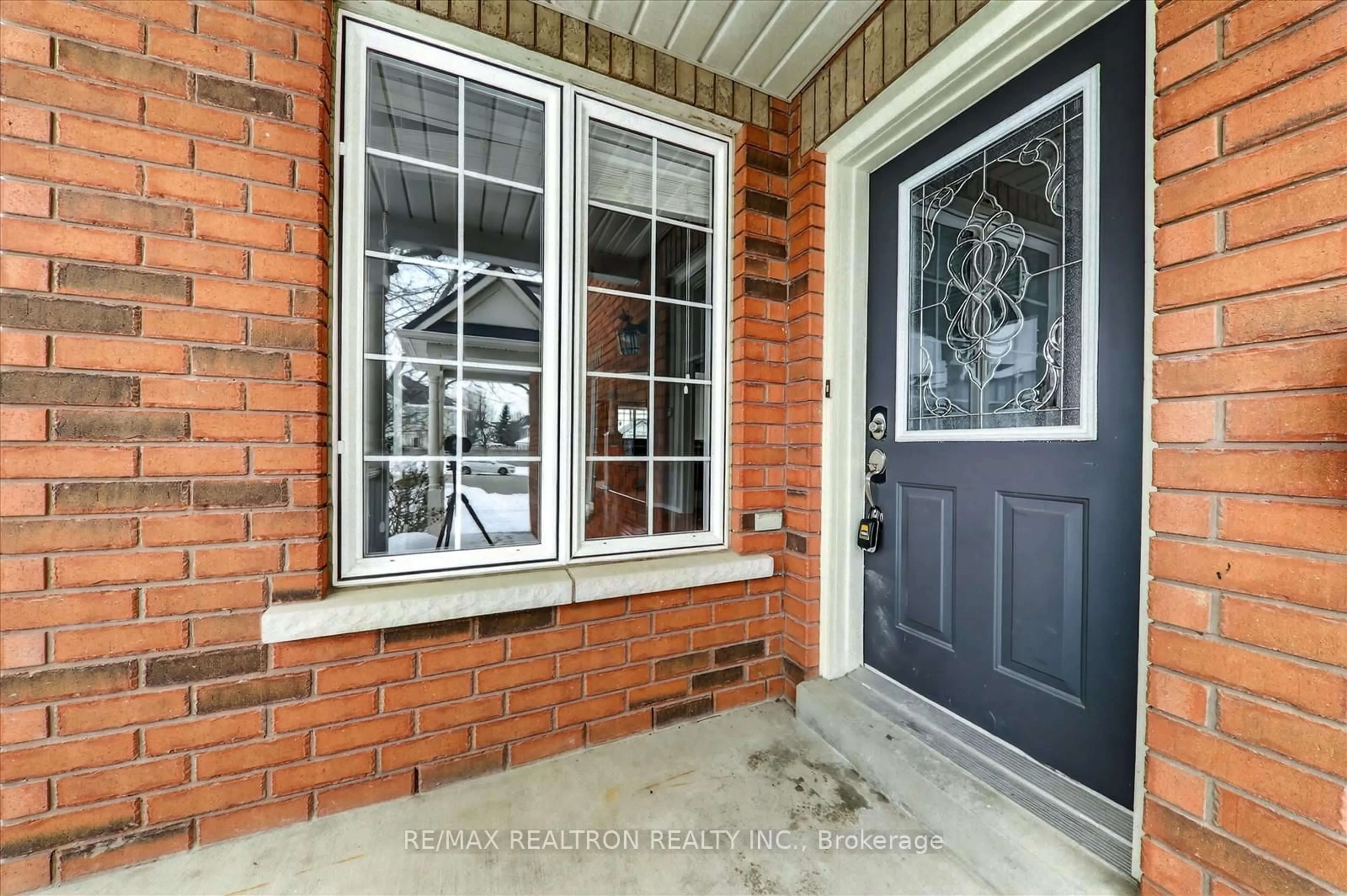 Indoor entryway for 94 Bayberry Crt, Whitby Ontario L1M 2L1
