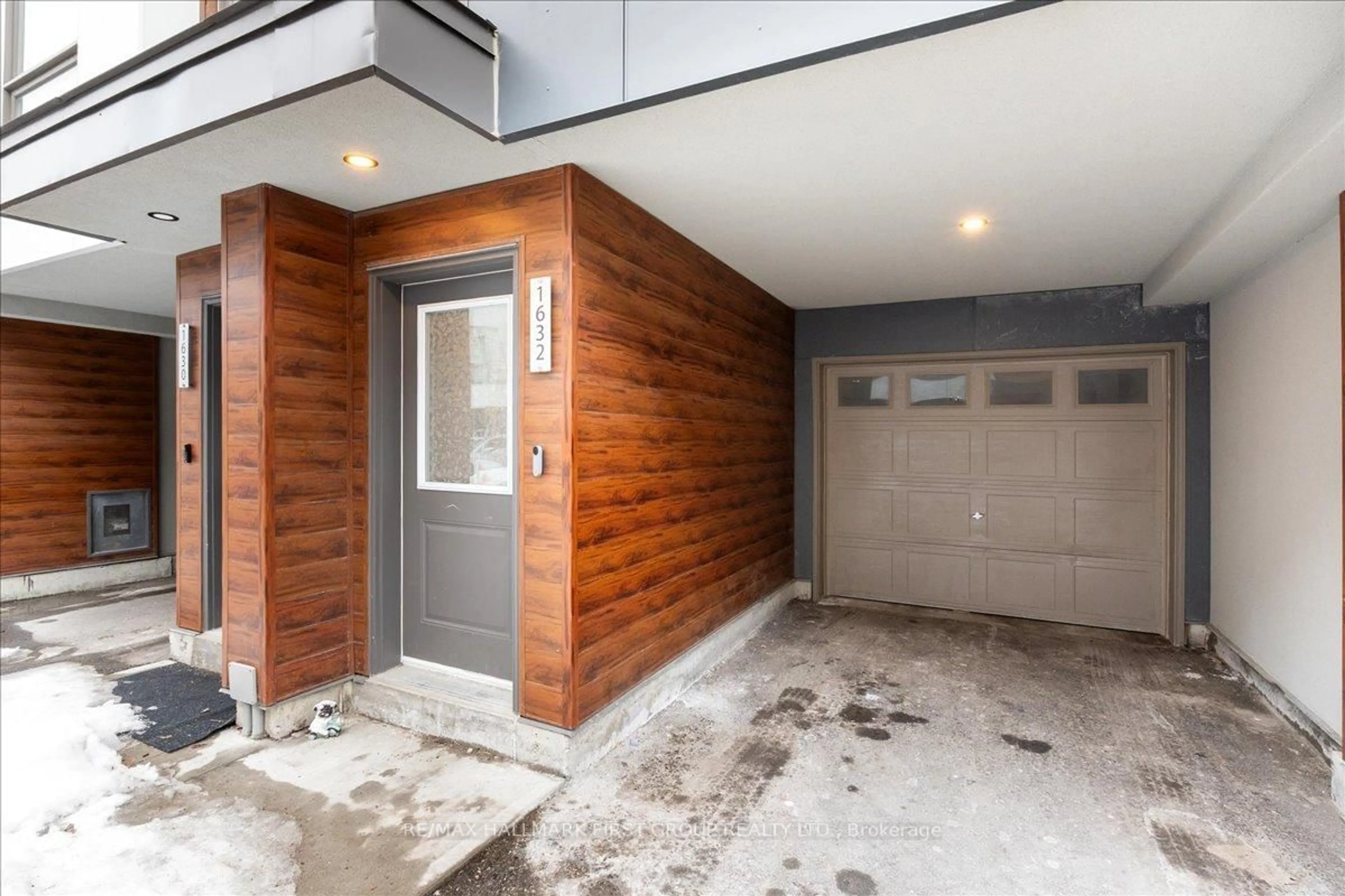 Indoor entryway for 1632 Pleasure Valley Path, Oshawa Ontario L1G 4X8