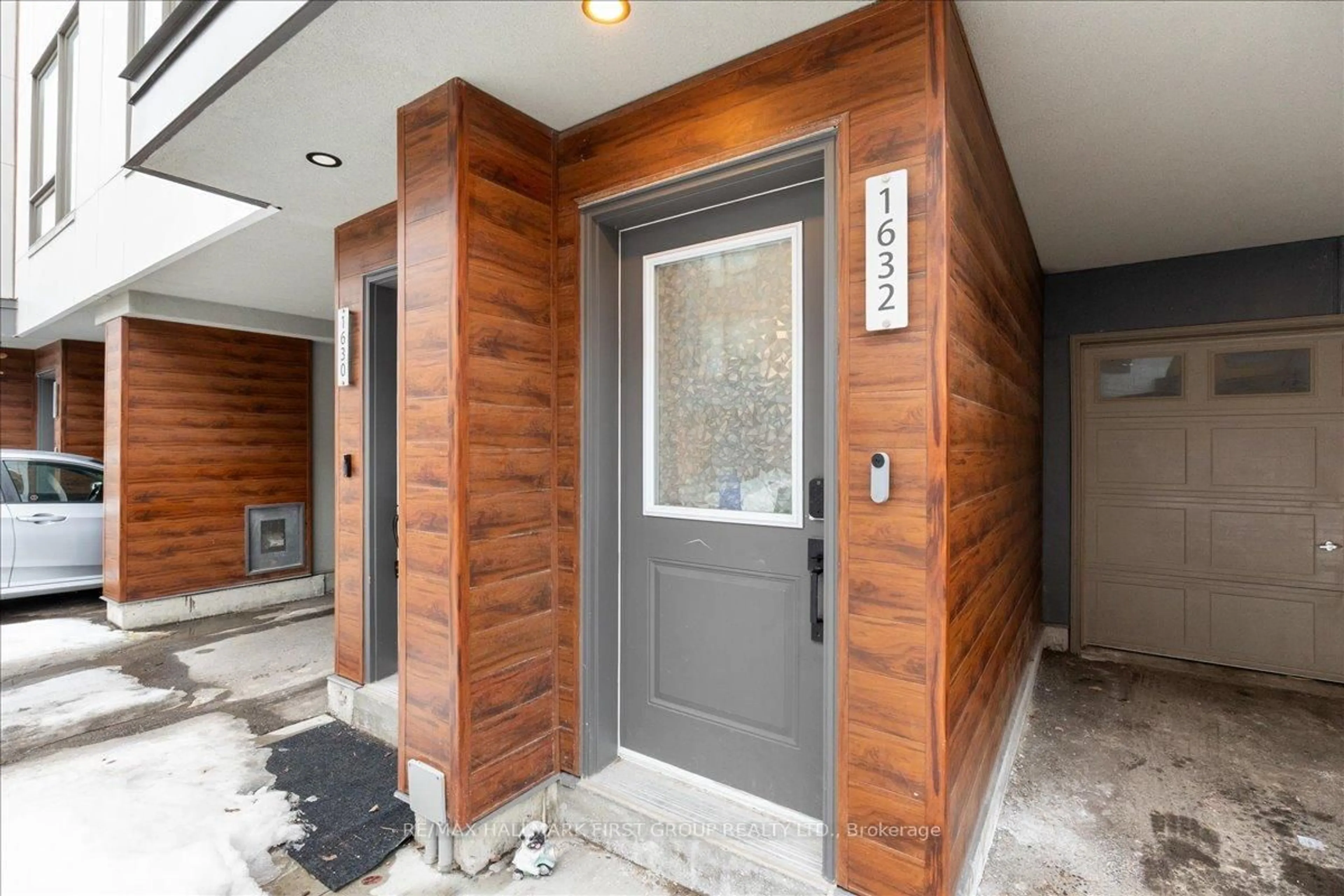 Indoor entryway for 1632 Pleasure Valley Path, Oshawa Ontario L1G 4X8