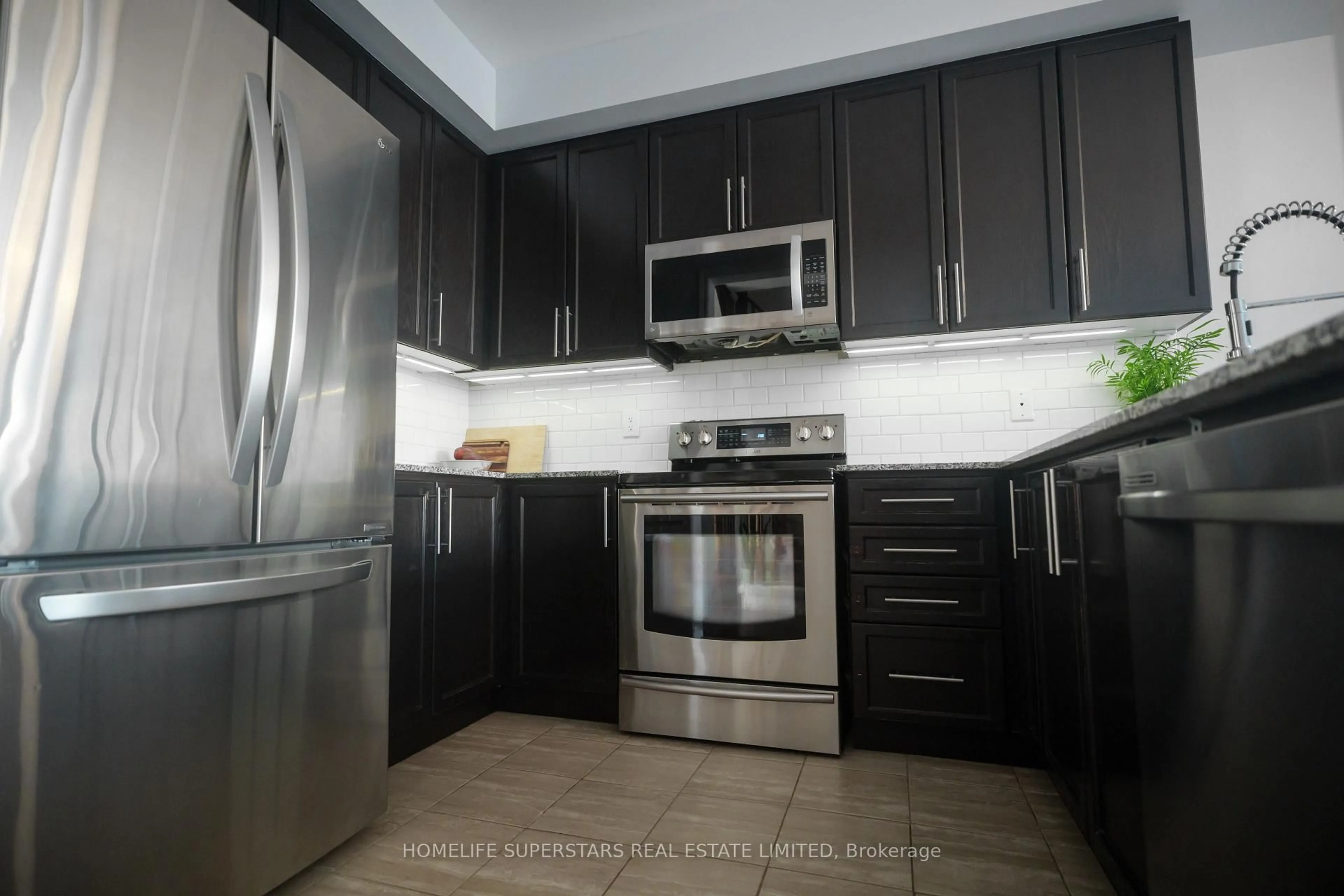 Standard kitchen, unknown for 2555 Canadian St, Pickering Ontario L1X 0C7