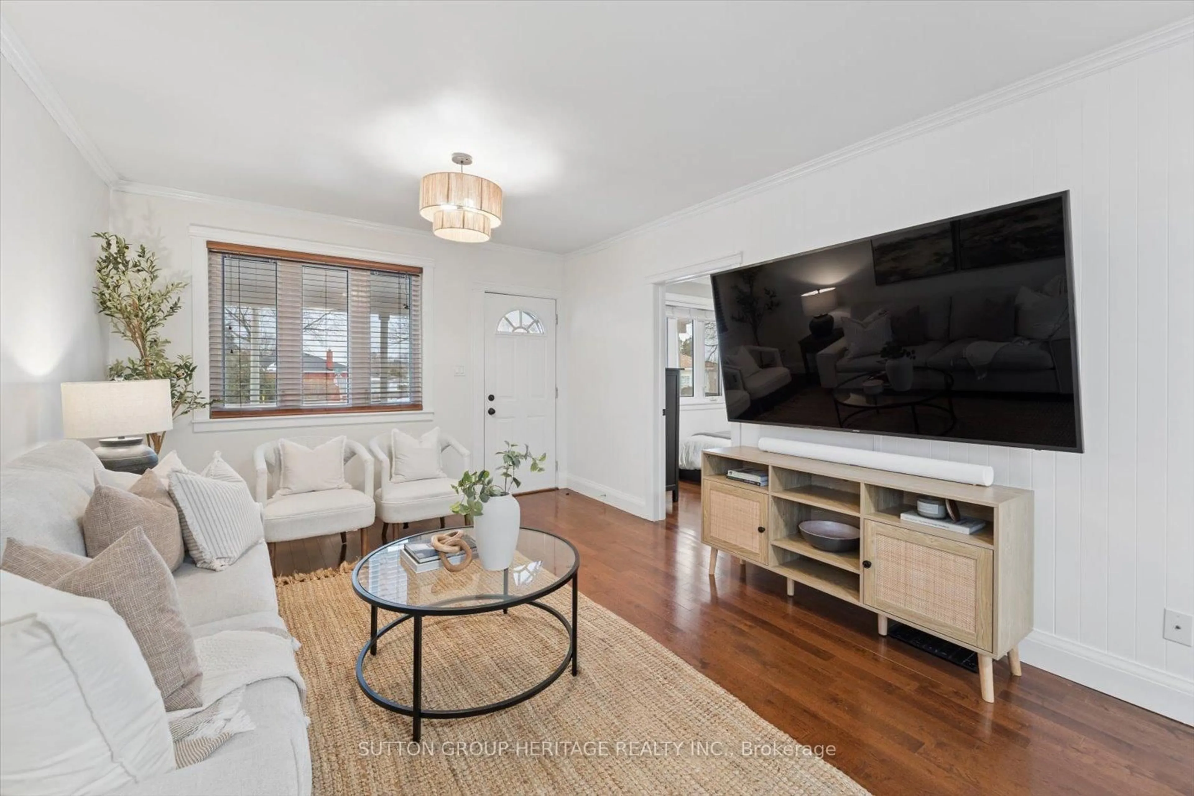 Living room with furniture, unknown for 44 Queen St, Clarington Ontario L1C 1M2