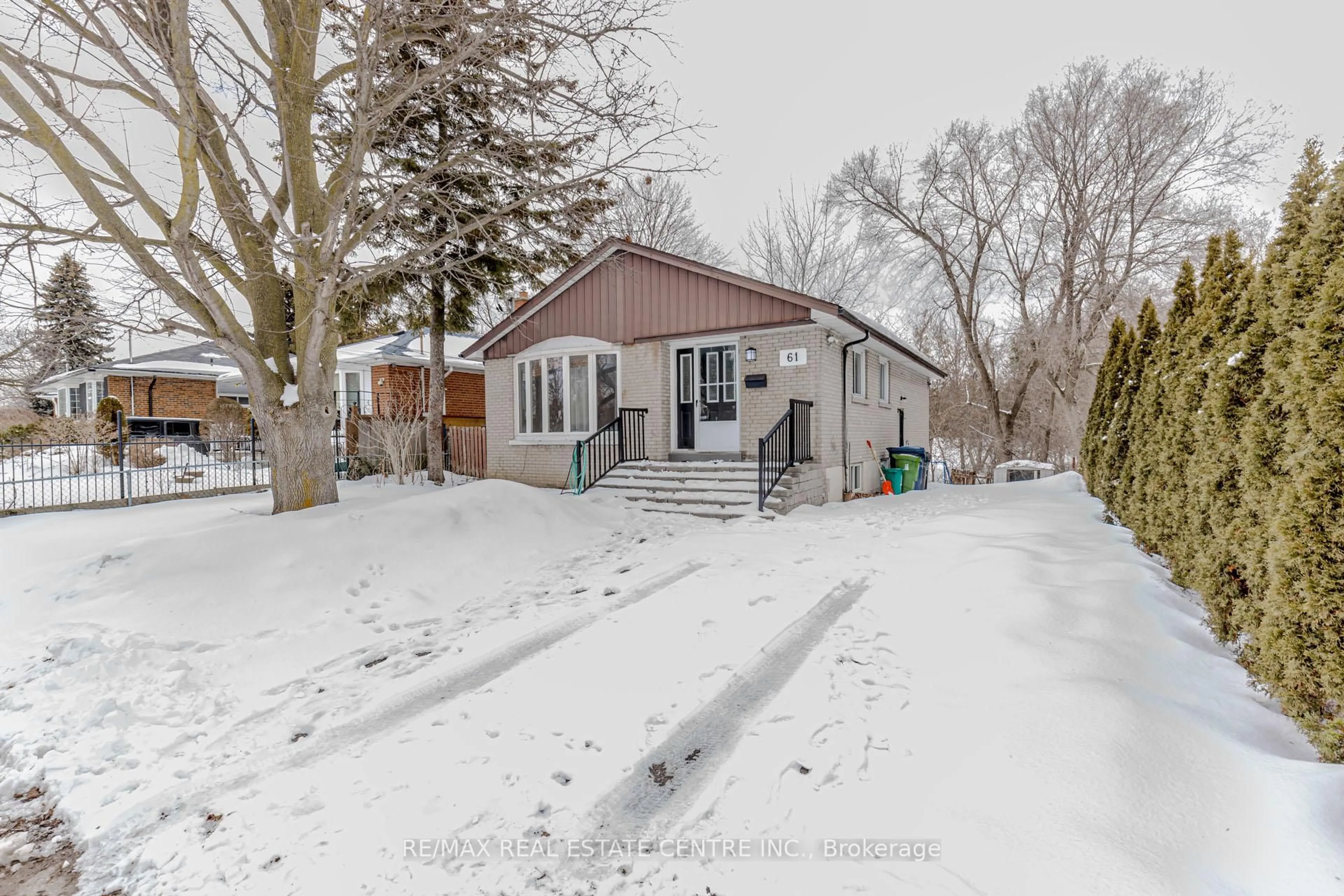 A pic from outside/outdoor area/front of a property/back of a property/a pic from drone, street for 61 Mossbank Dr, Toronto Ontario M1G 2C4