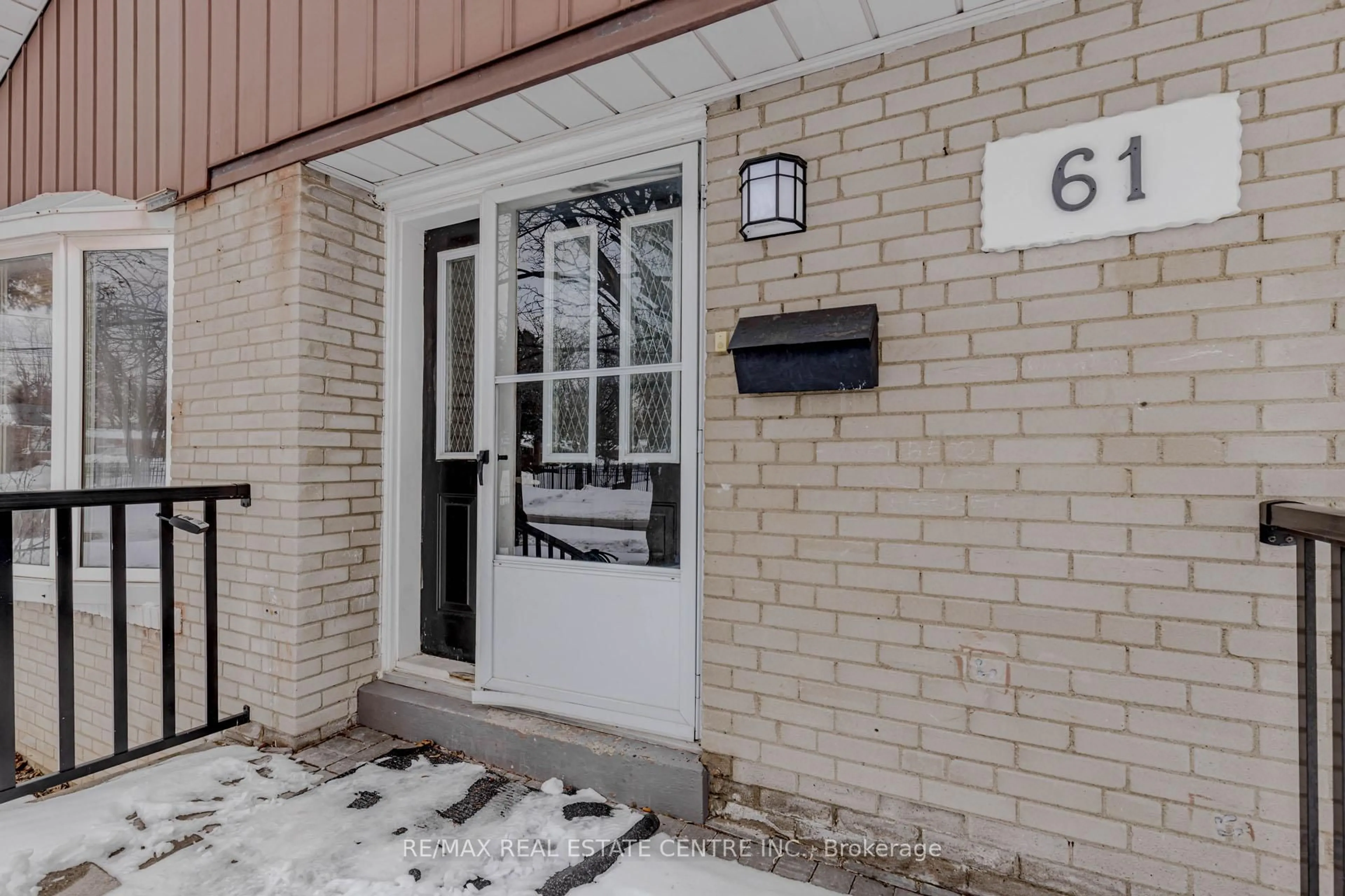 Indoor entryway for 61 Mossbank Dr, Toronto Ontario M1G 2C4