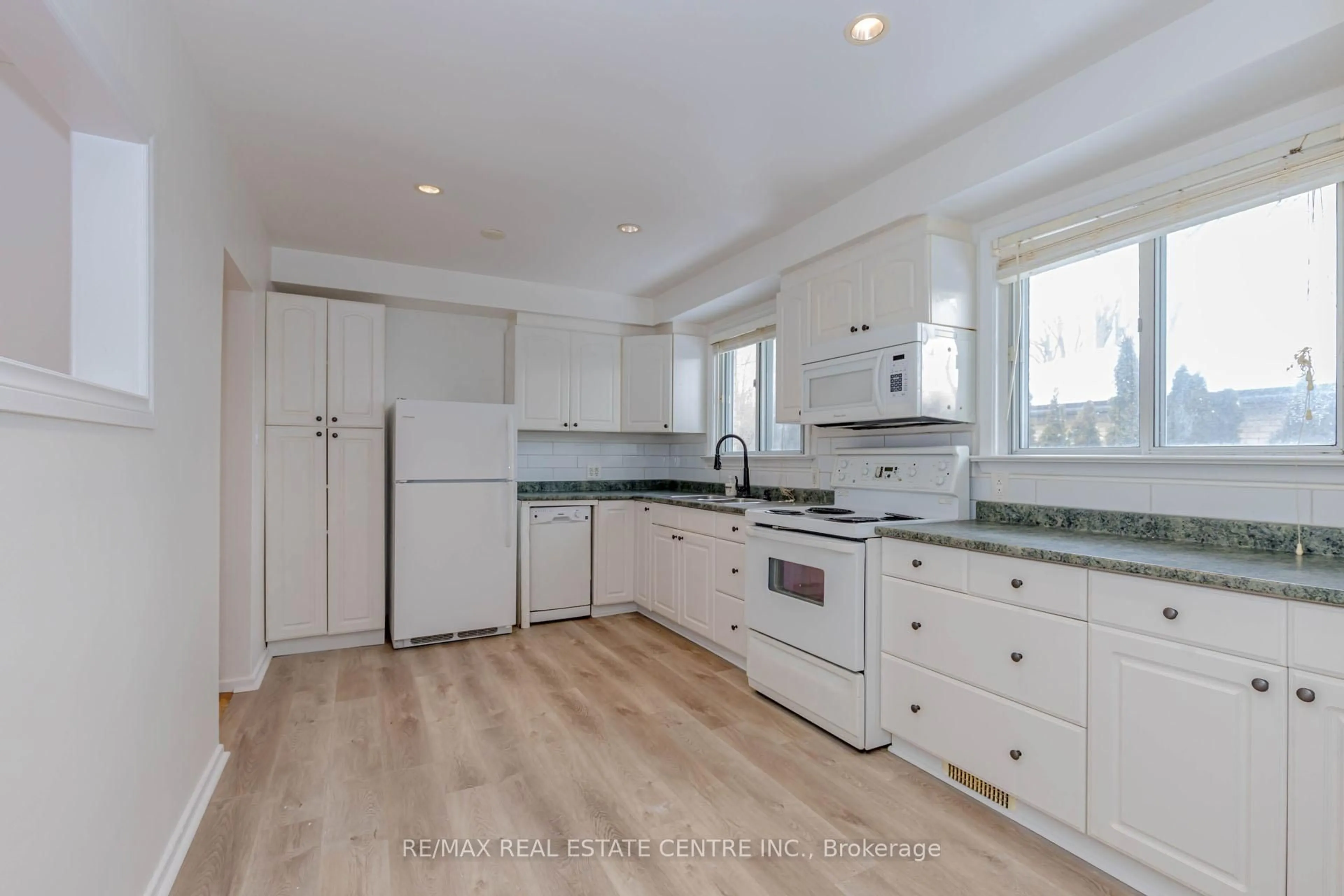 Open concept kitchen, unknown for 61 Mossbank Dr, Toronto Ontario M1G 2C4
