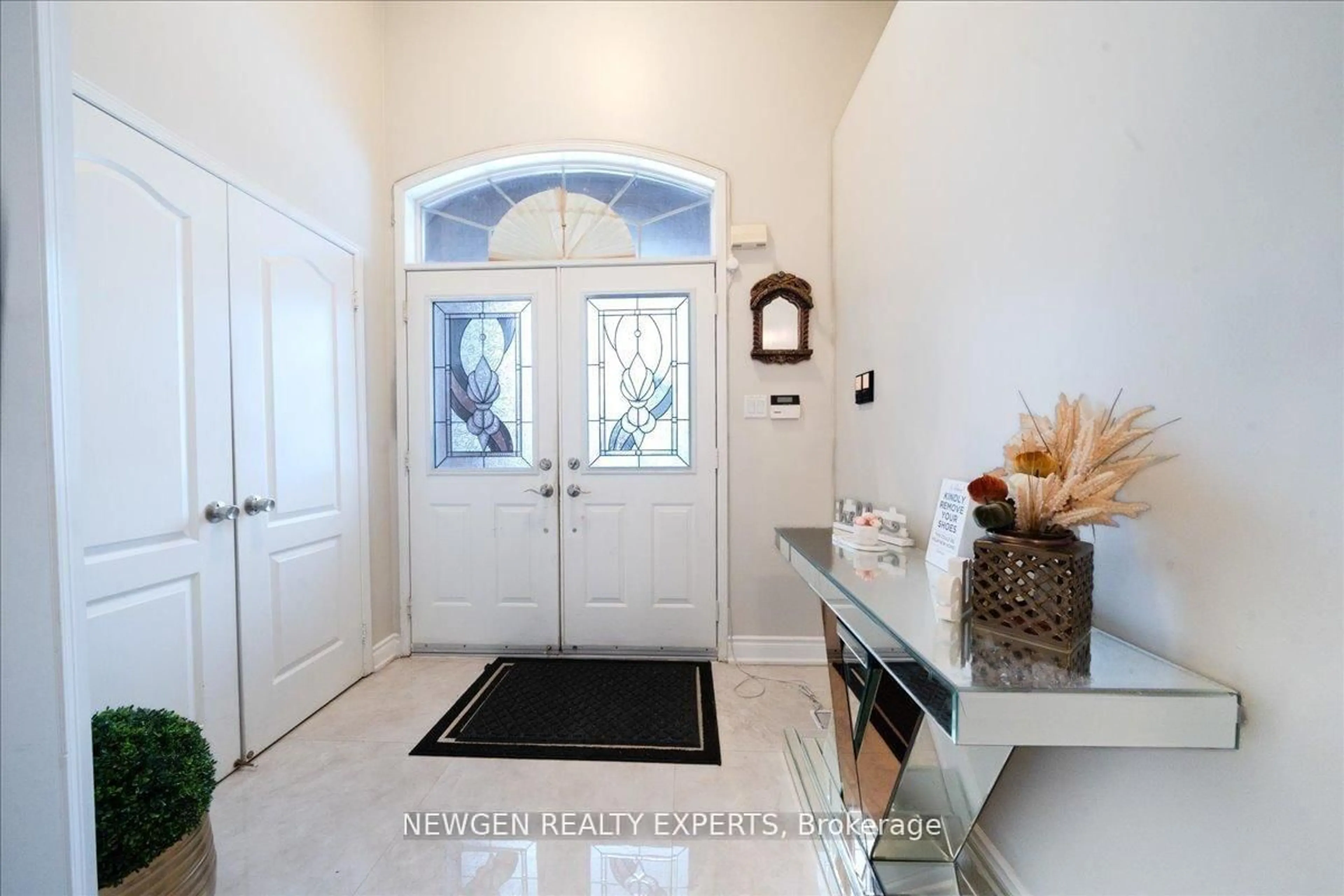 Indoor entryway for 35 Rivendell Tr, Toronto Ontario M1X 2C2