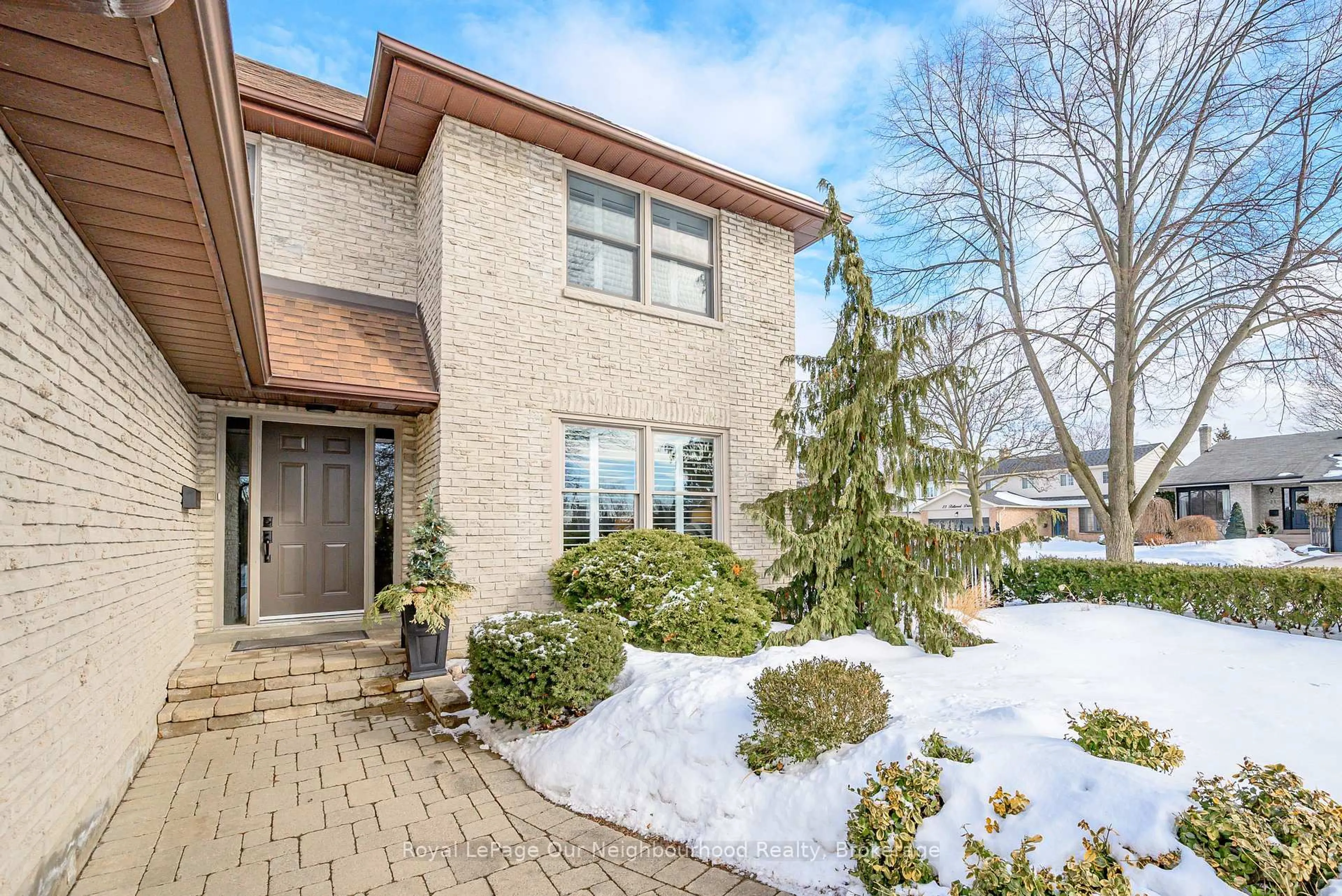 Home with brick exterior material, street for 3 Woodlawn Crt, Whitby Ontario L1N 6R4