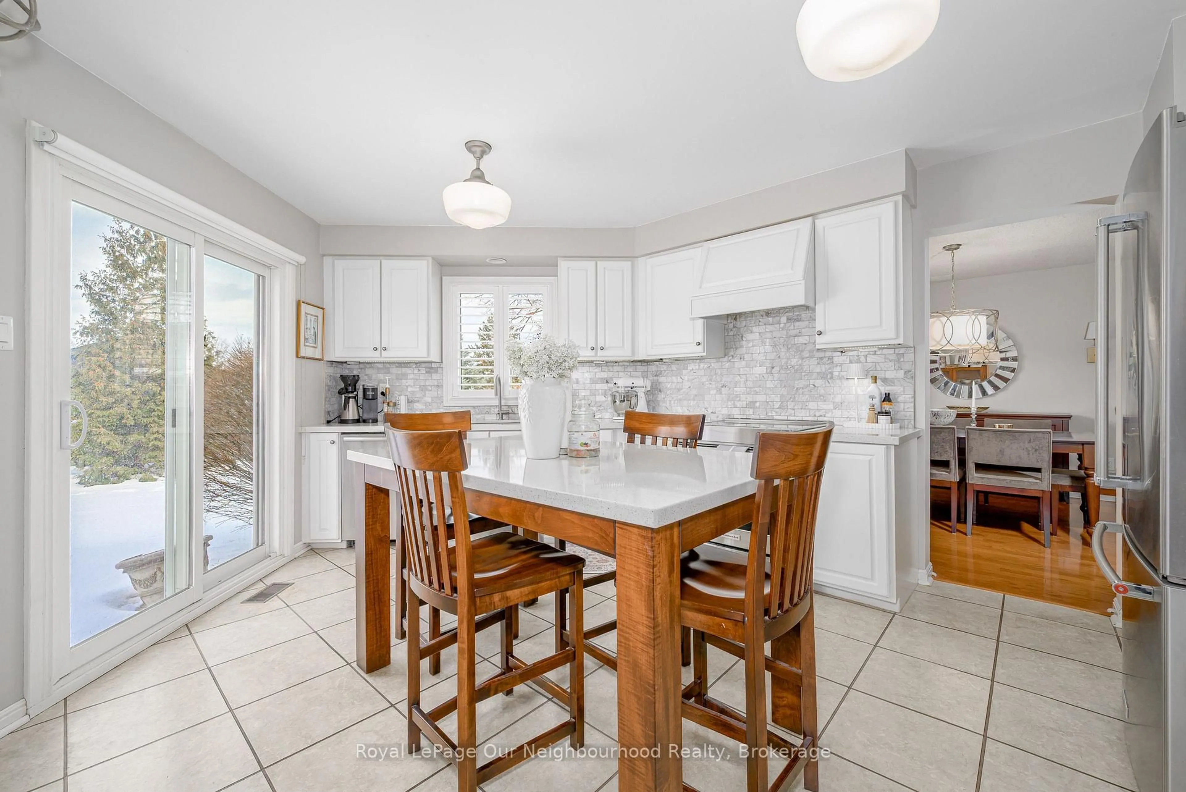 Open concept kitchen, ceramic/tile floor for 3 Woodlawn Crt, Whitby Ontario L1N 6R4