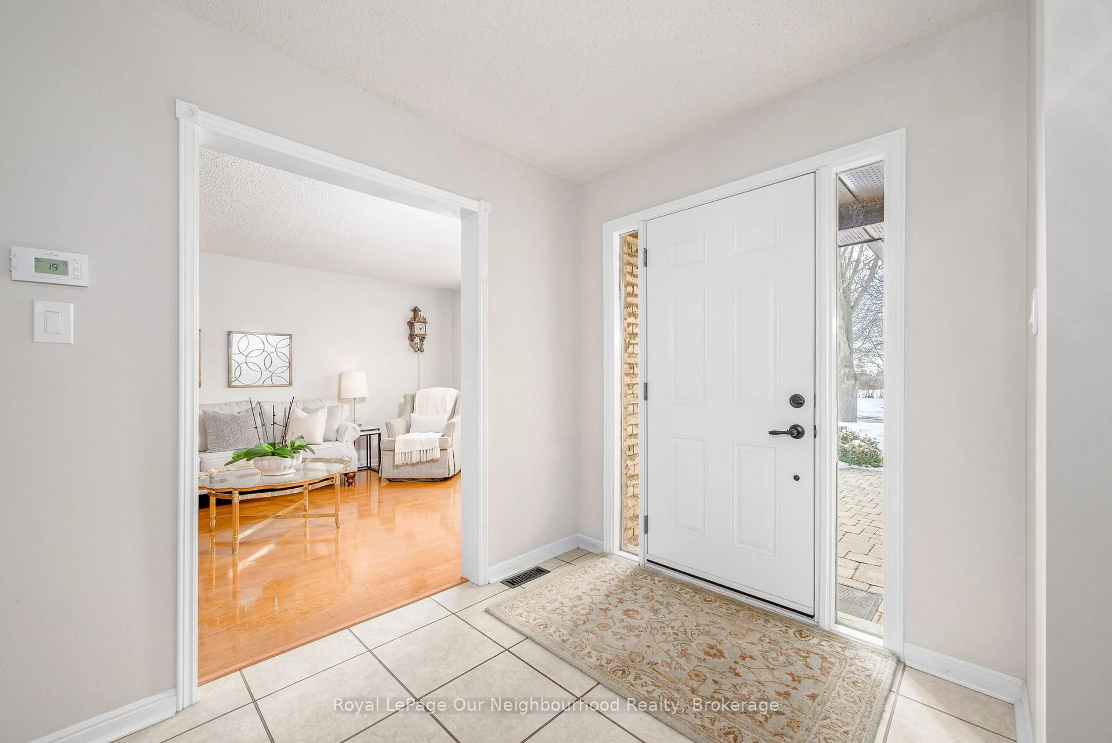 Indoor entryway for 3 Woodlawn Crt, Whitby Ontario L1N 6R4