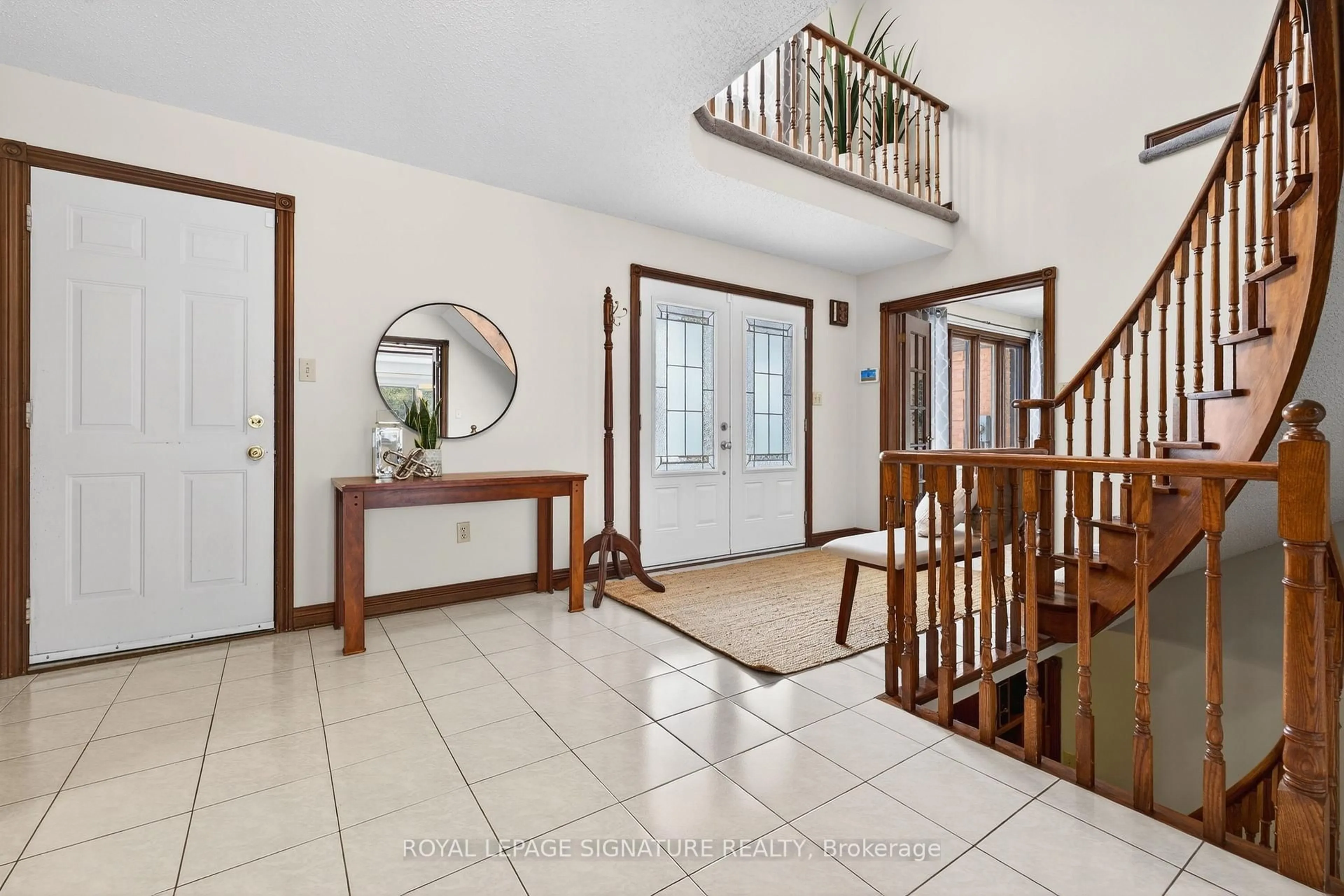 Indoor foyer for 79 Waverly St, Oshawa Ontario L1J 8G6