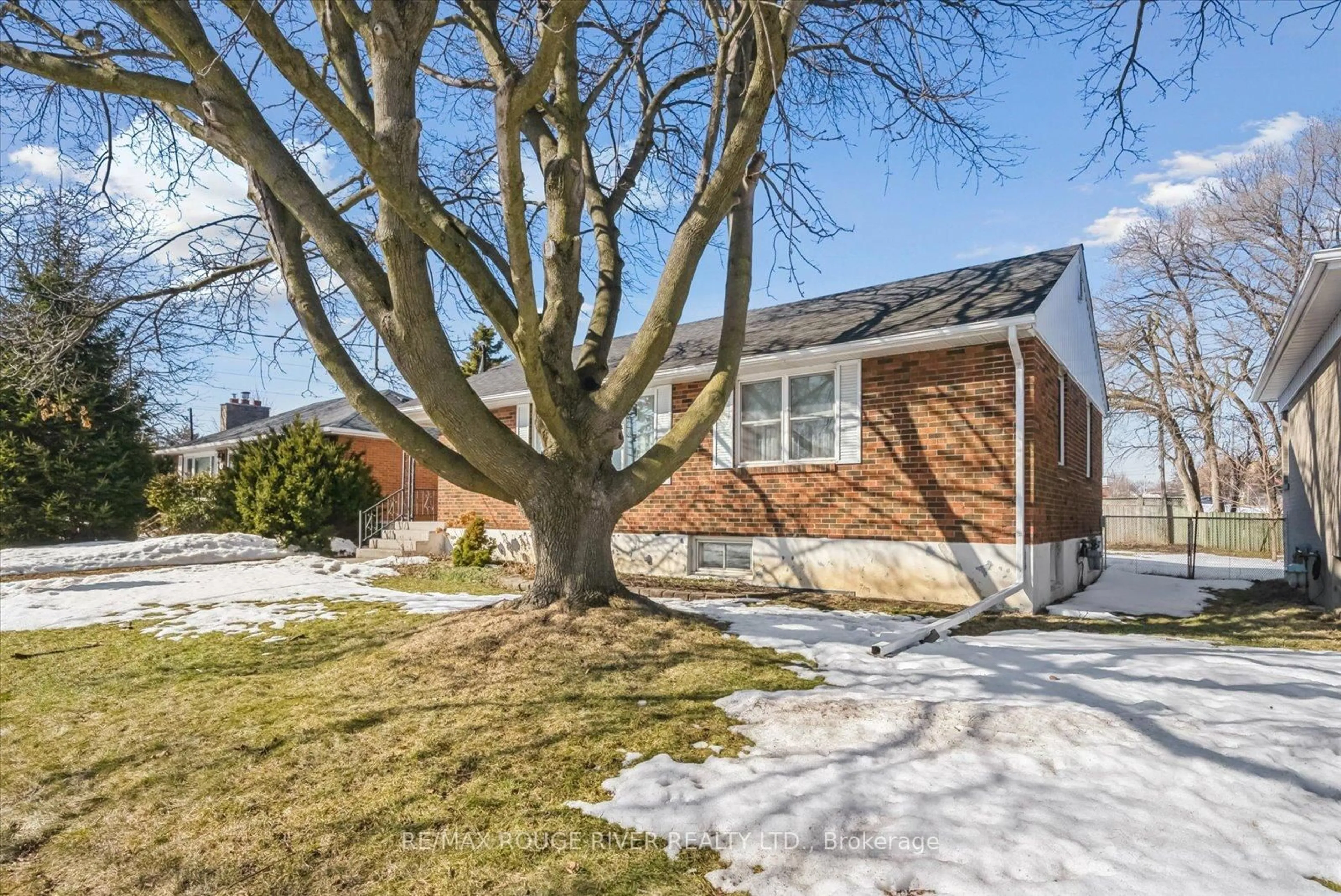 Home with brick exterior material, street for 112 Wellington Ave, Oshawa Ontario L1H 3X9