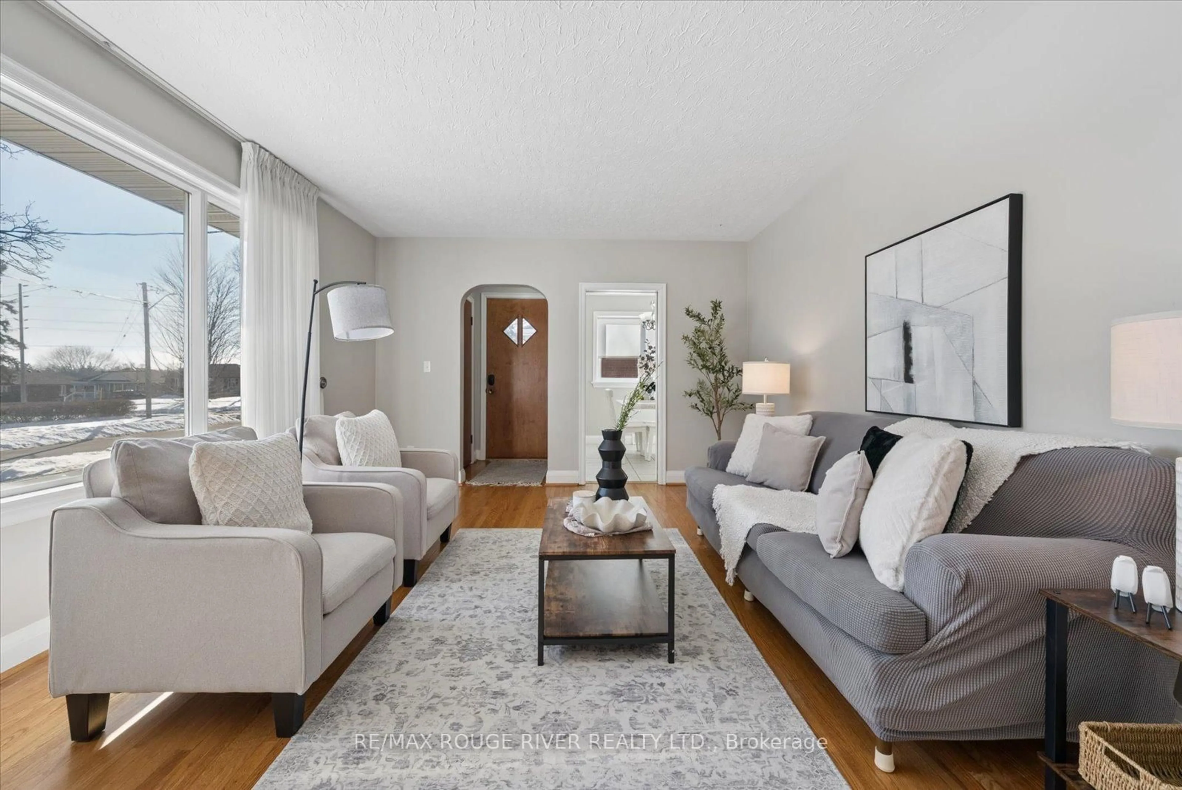 Living room with furniture, unknown for 112 Wellington Ave, Oshawa Ontario L1H 3X9