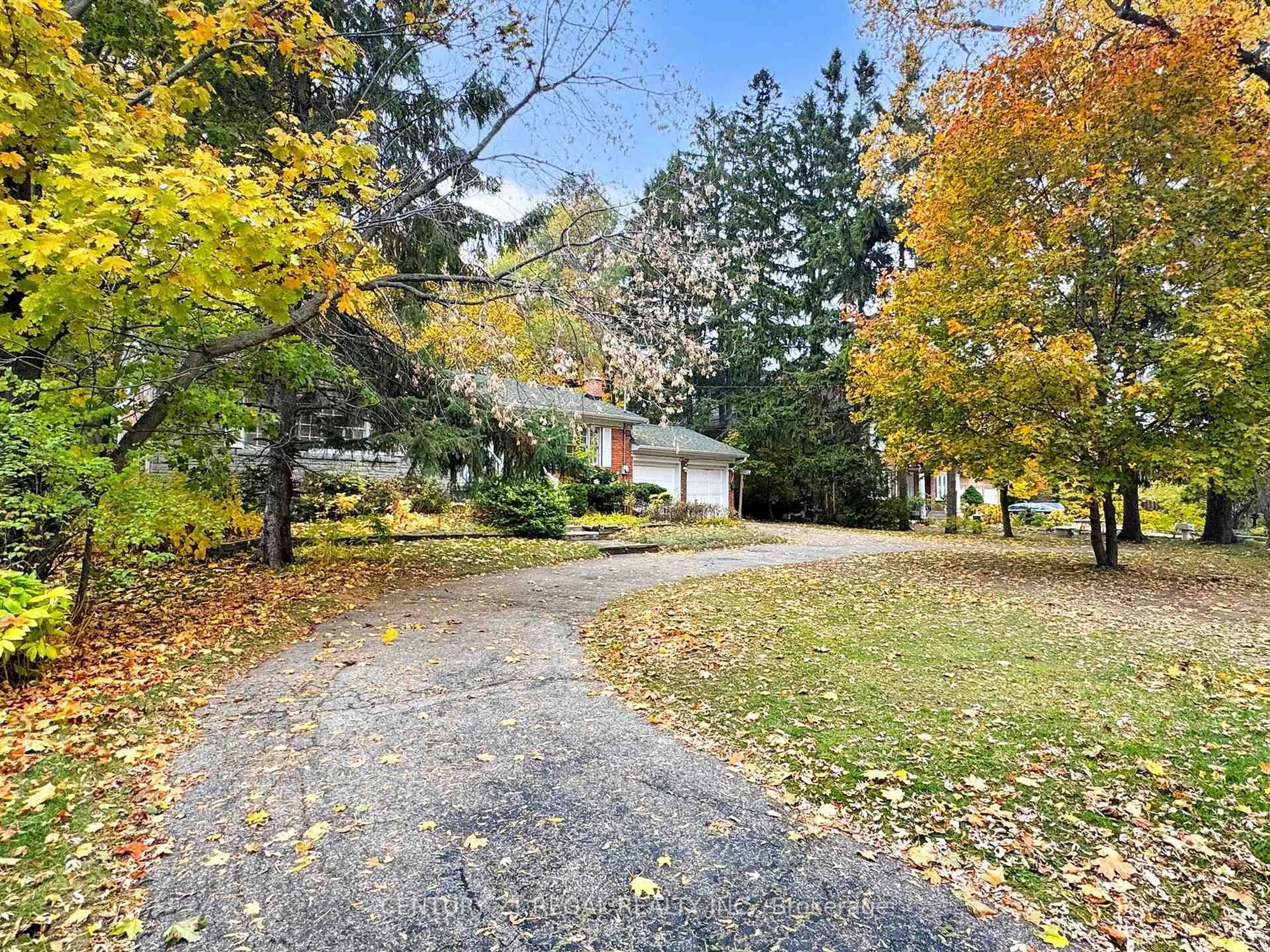 A pic from outside/outdoor area/front of a property/back of a property/a pic from drone, street for 20 West Hill Dr, Toronto Ontario M1E 3T5