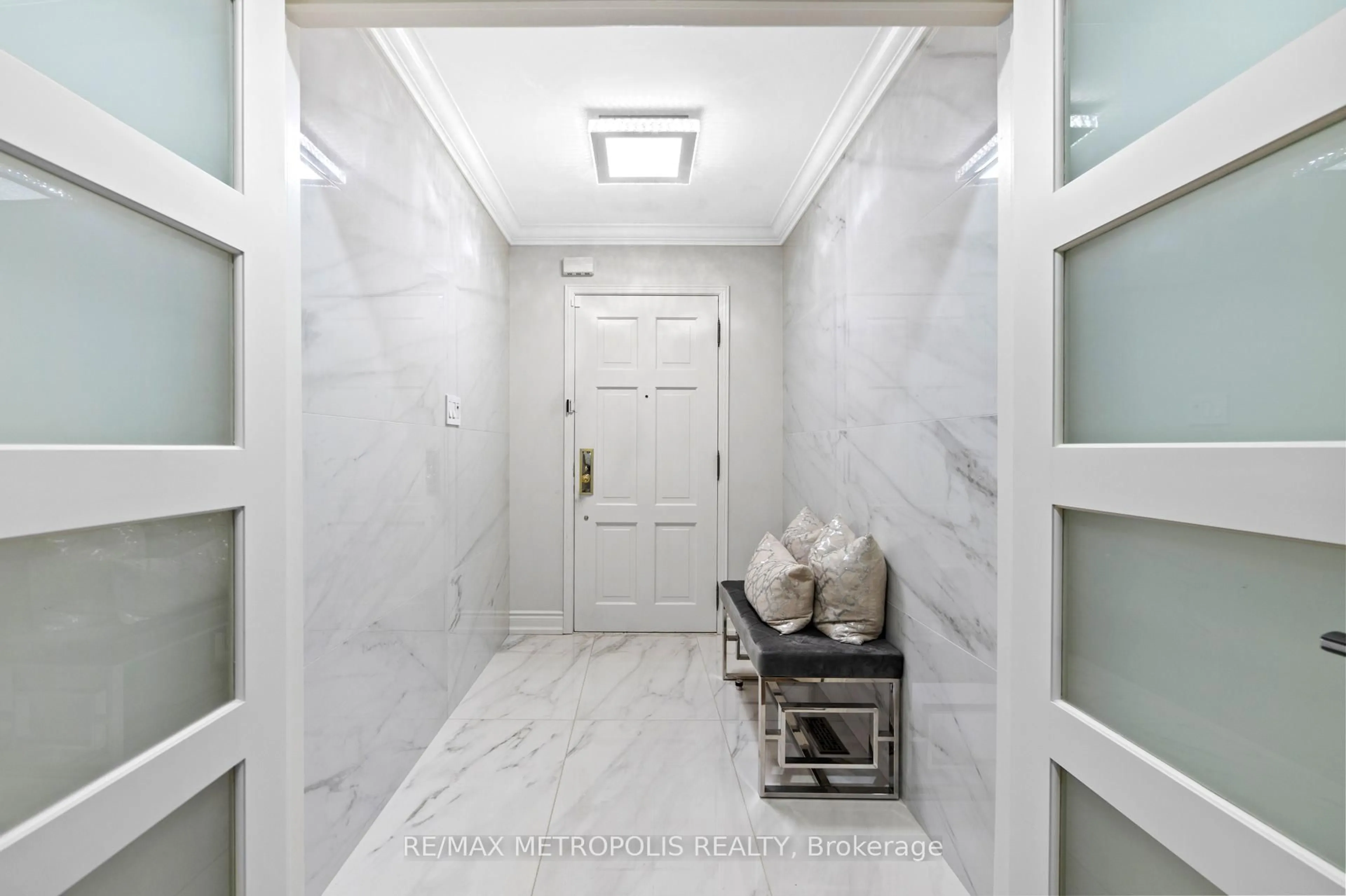 Indoor entryway for 914 Sproule Cres, Oshawa Ontario L1K 2C8