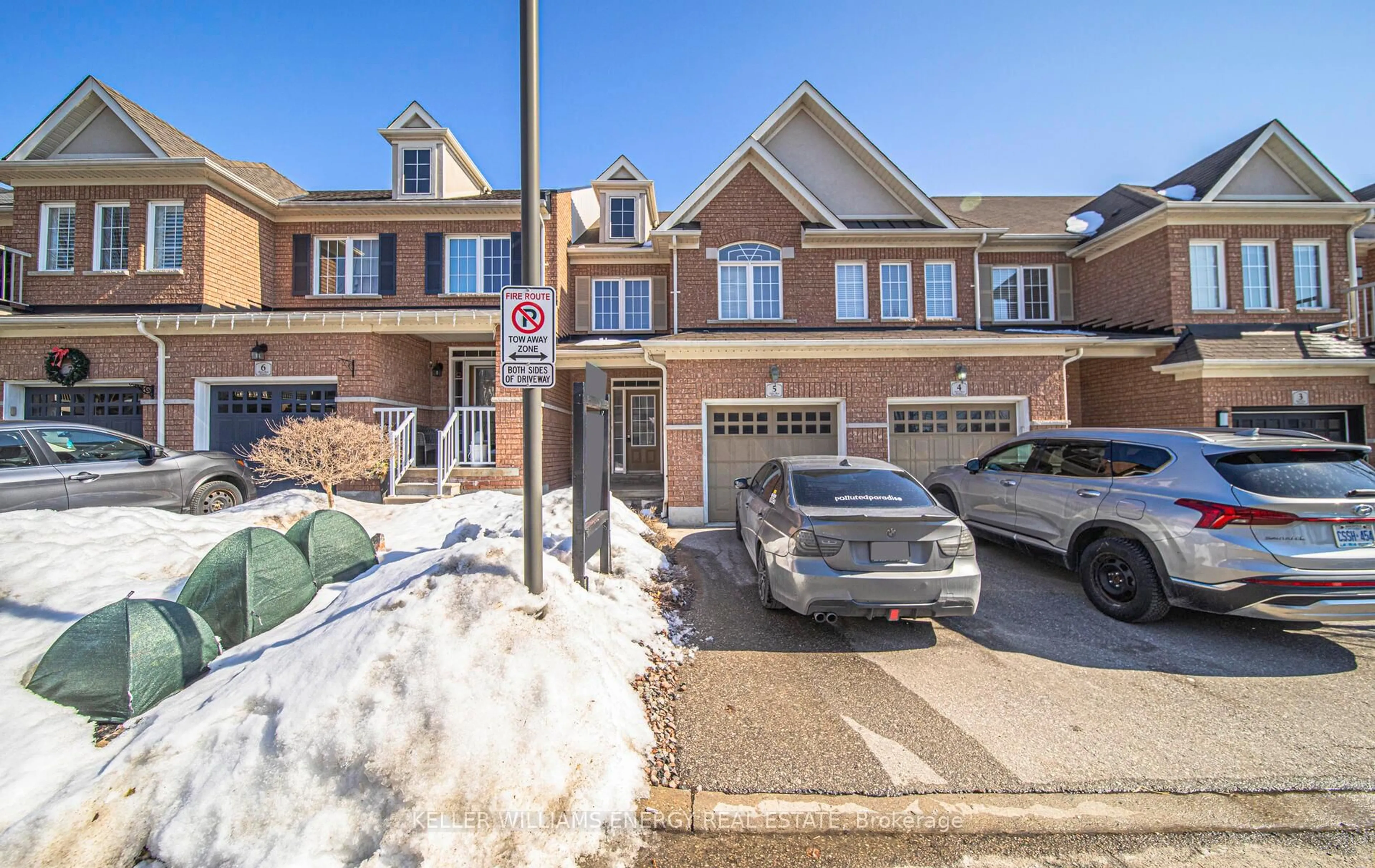 A pic from outside/outdoor area/front of a property/back of a property/a pic from drone, street for 715 Grandview St #5, Oshawa Ontario L1K 0N2