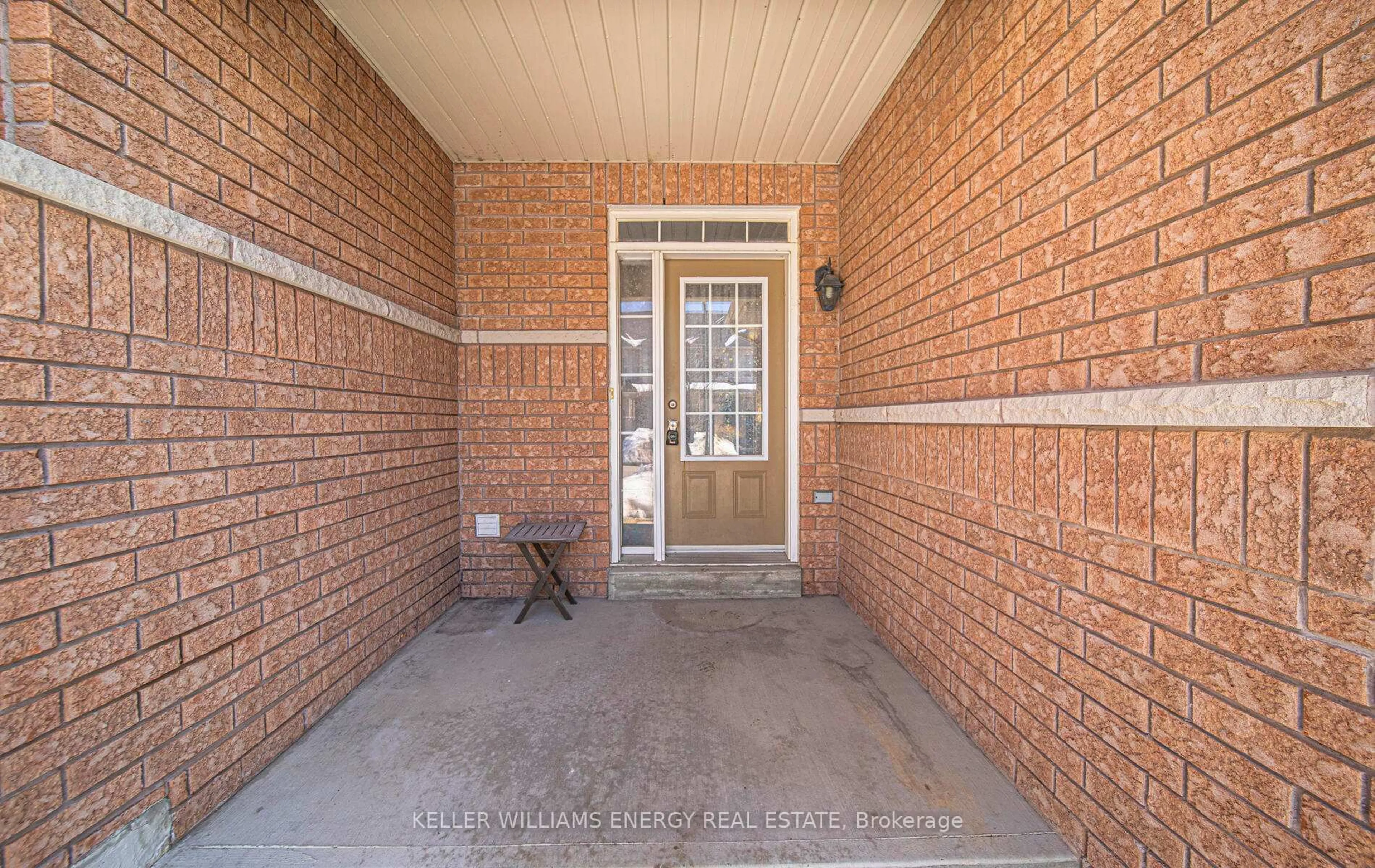 Indoor entryway for 715 Grandview St #5, Oshawa Ontario L1K 0N2