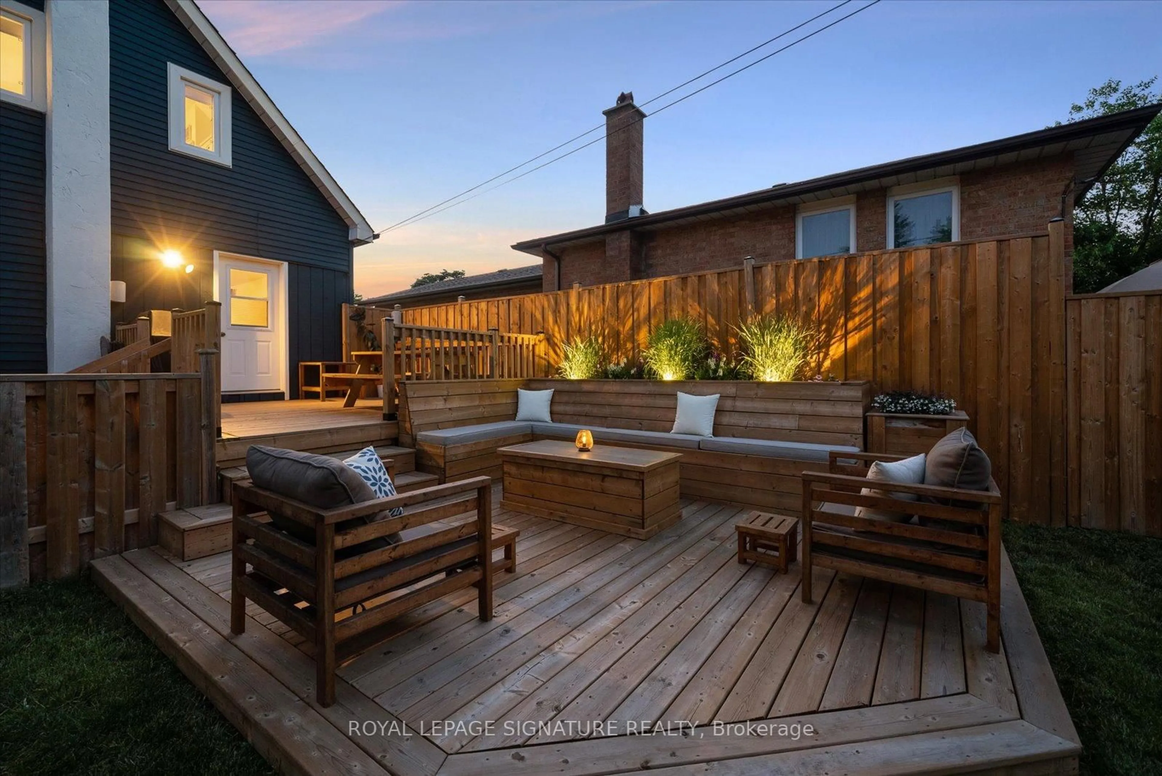 Patio, street for 405 Pharmacy Ave, Toronto Ontario M1L 3G5