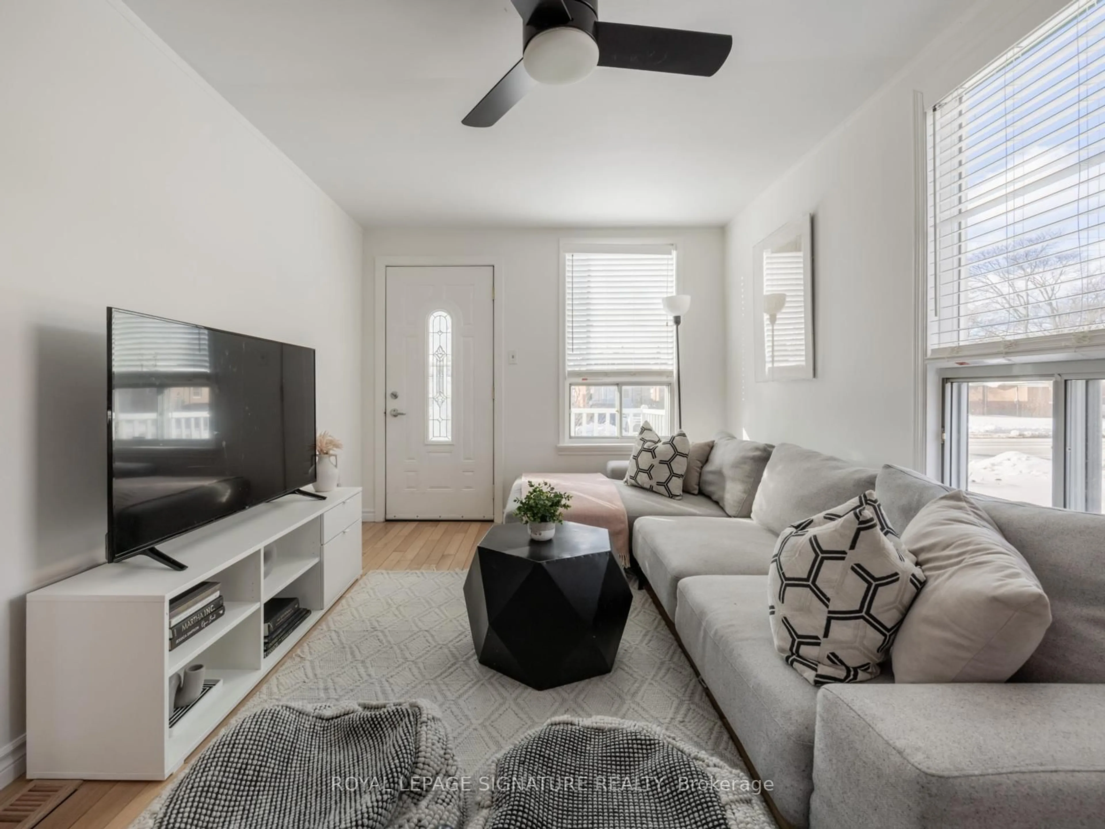 Living room with furniture, unknown for 405 Pharmacy Ave, Toronto Ontario M1L 3G5