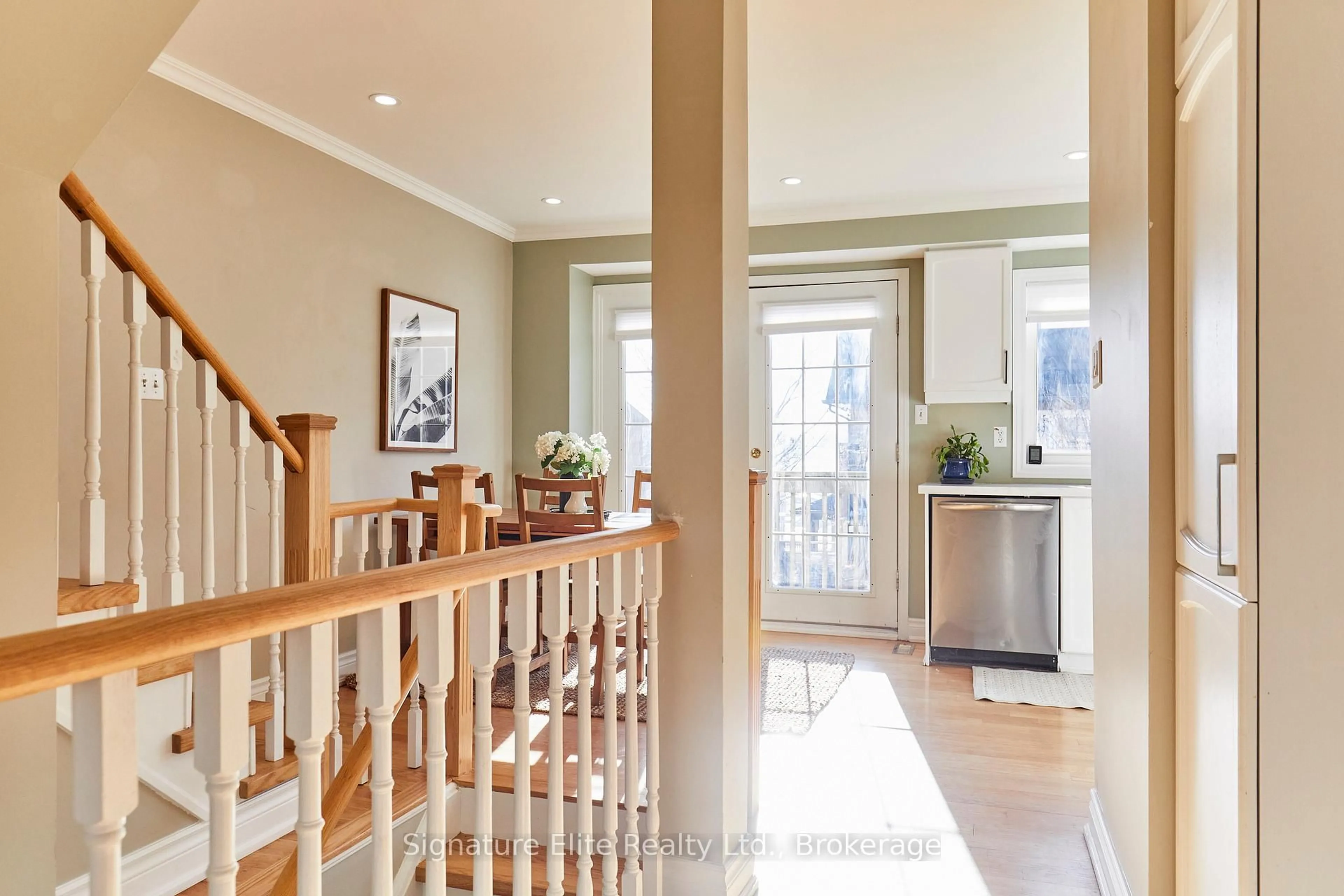 Indoor entryway for 6400 Lawrence Ave #30, Toronto Ontario M1C 5C7