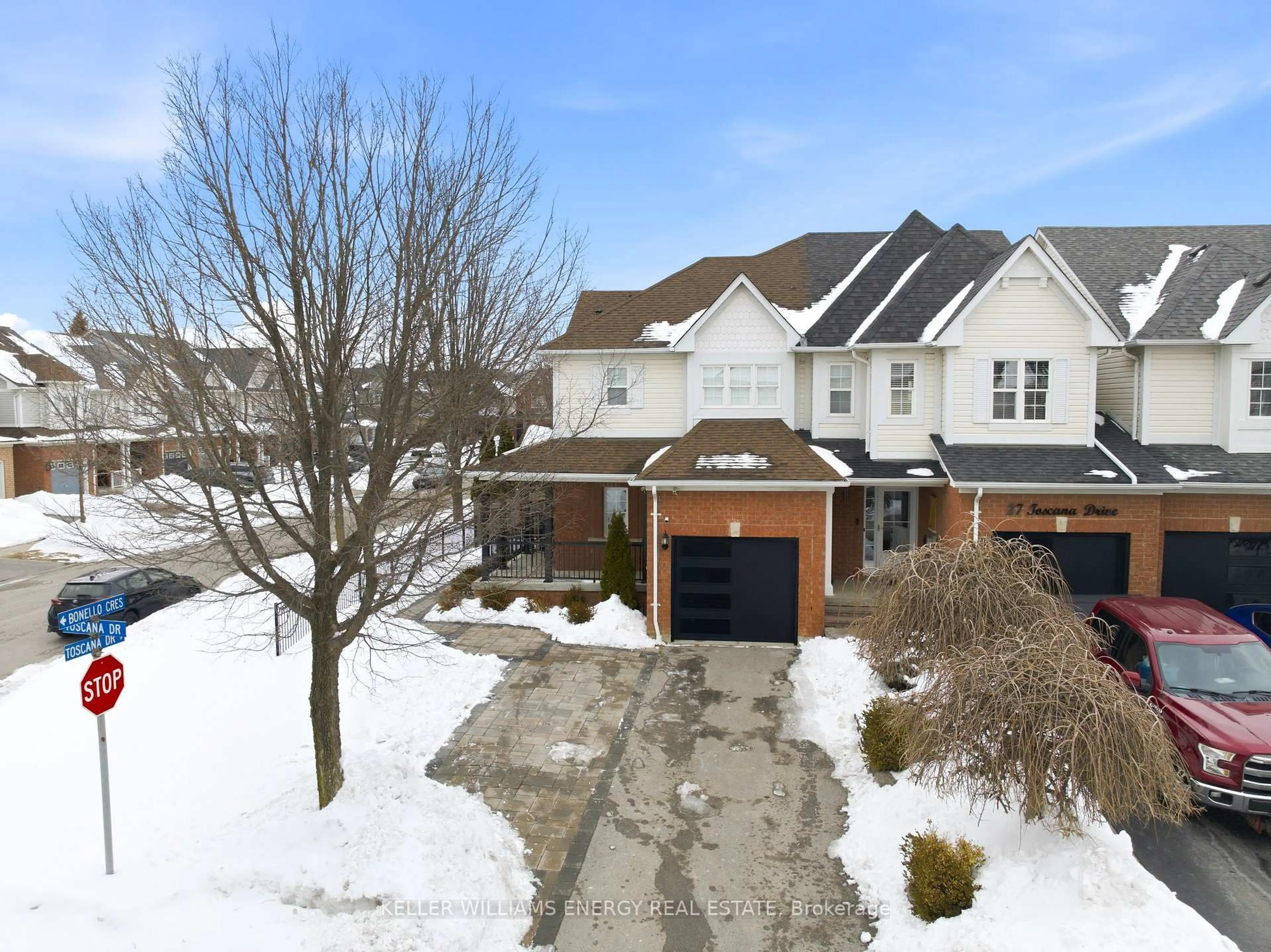 A pic from outside/outdoor area/front of a property/back of a property/a pic from drone, street for 25 Toscana Dr, Whitby Ontario L1R 2Z4
