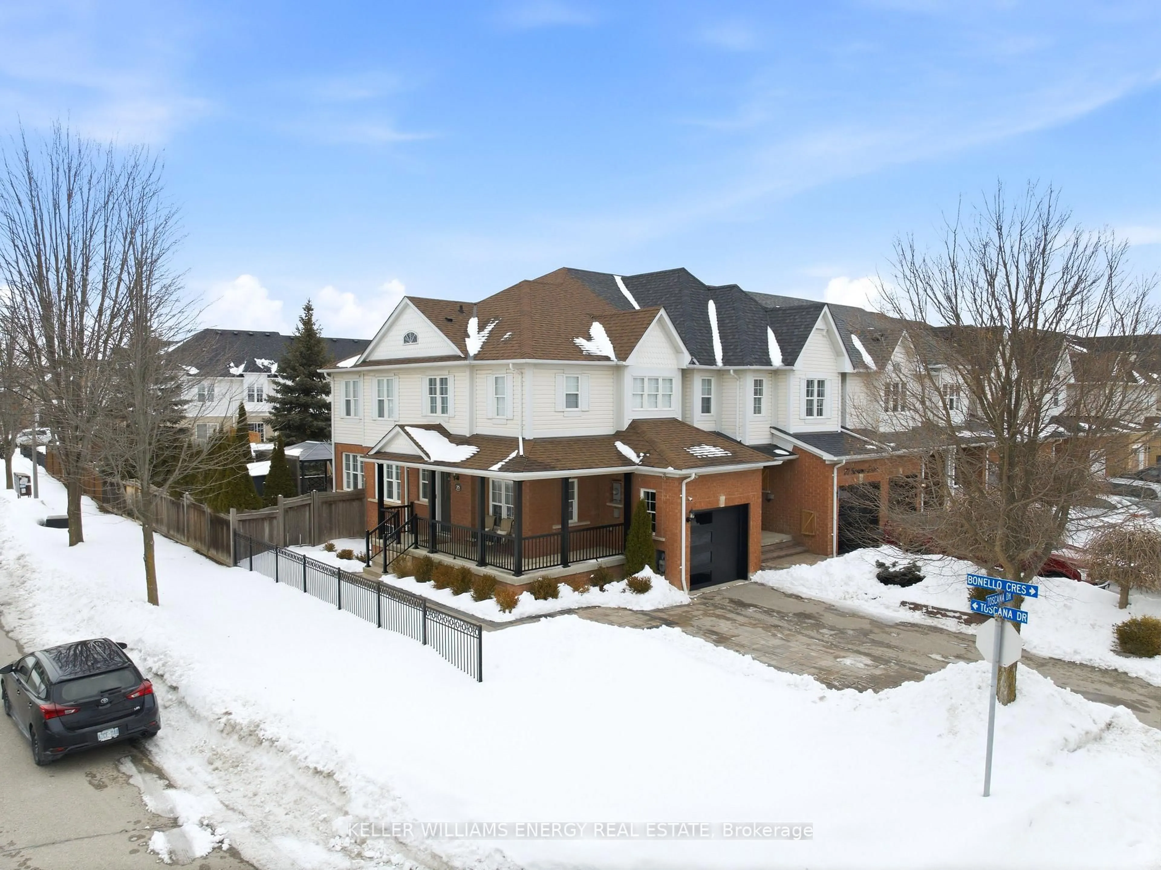A pic from outside/outdoor area/front of a property/back of a property/a pic from drone, street for 25 Toscana Dr, Whitby Ontario L1R 2Z4