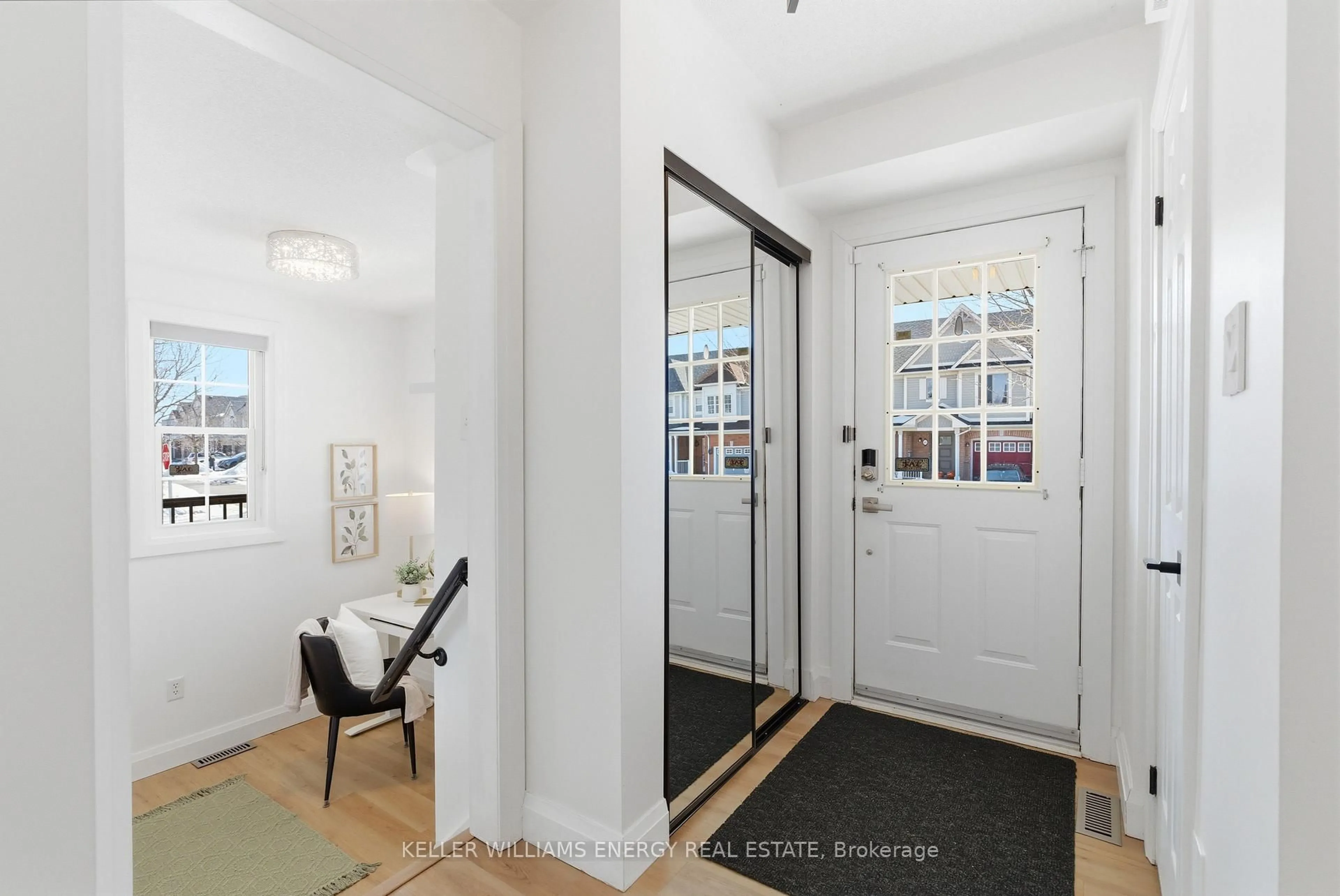 Indoor entryway for 25 Toscana Dr, Whitby Ontario L1R 2Z4