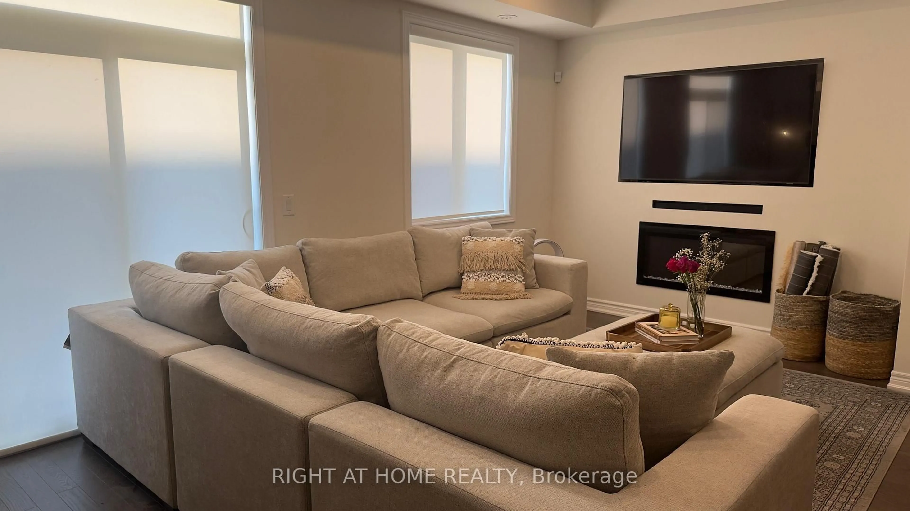 Living room with furniture, unknown for 89 Dorian Dr, Whitby Ontario L1P 0C8