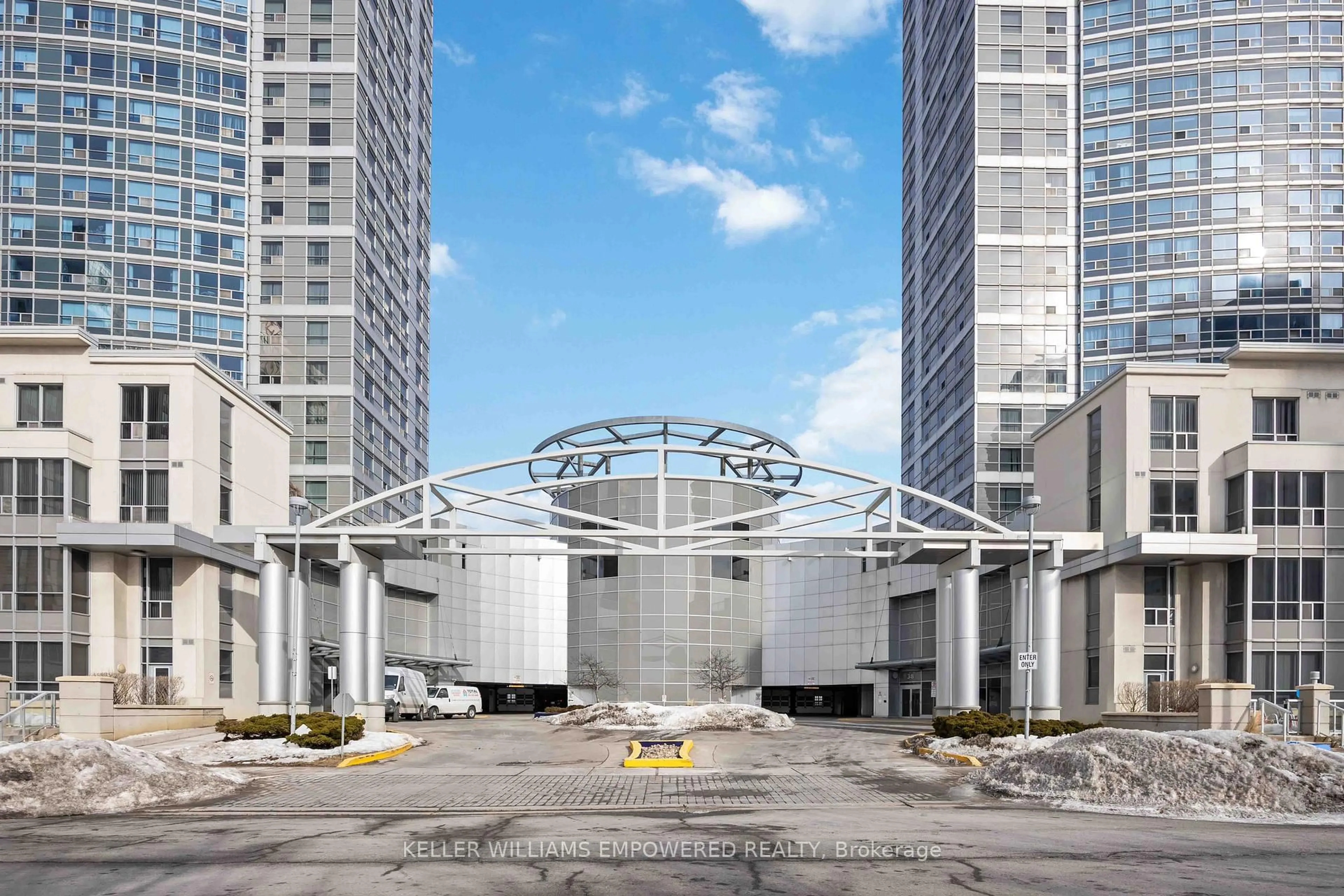 Indoor foyer for 38 Lee Centre Dr #2116, Toronto Ontario M1H 3J7