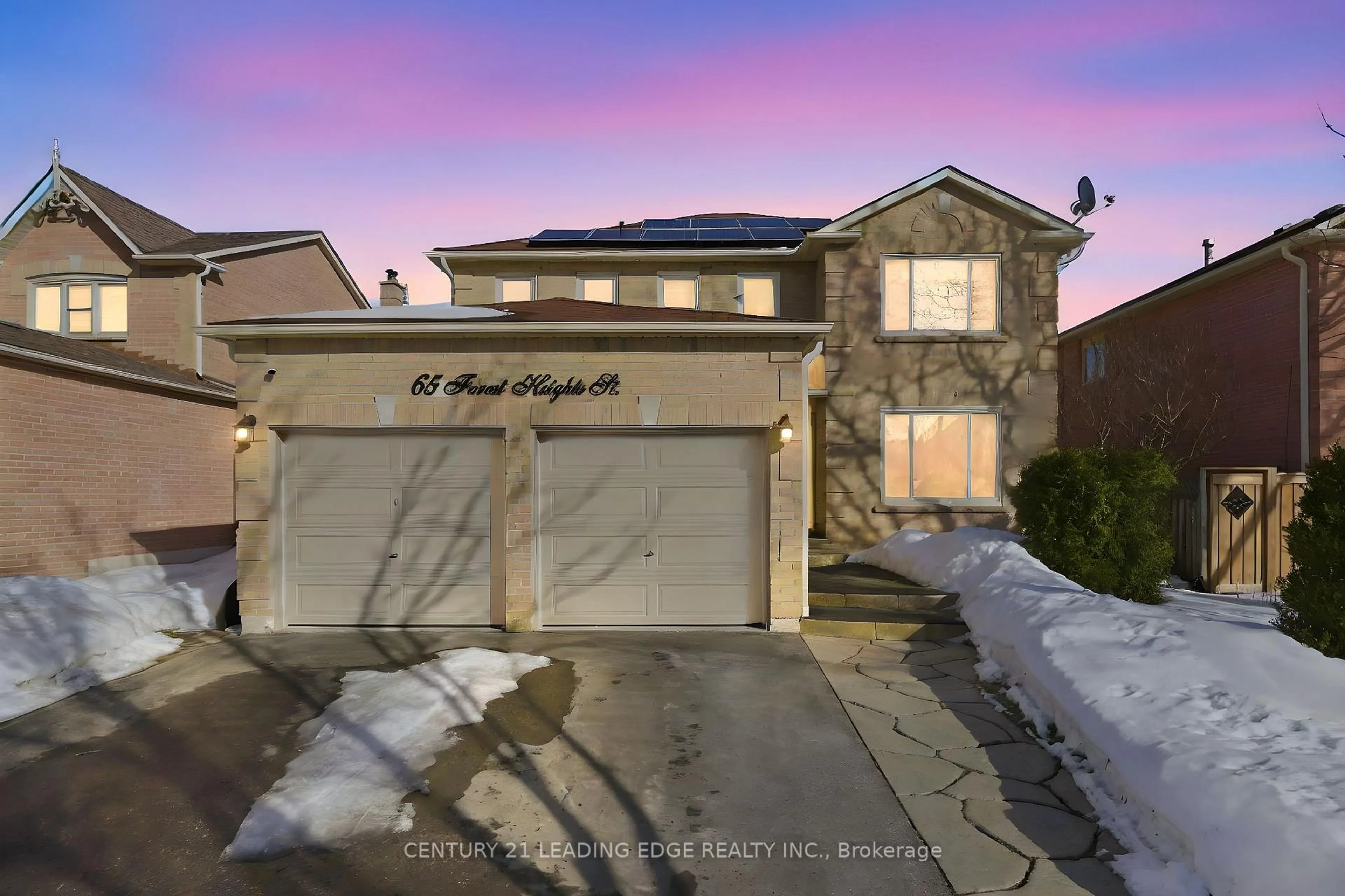 A pic from outside/outdoor area/front of a property/back of a property/a pic from drone, street for 65 Forest Heights St, Whitby Ontario L1R 1X4