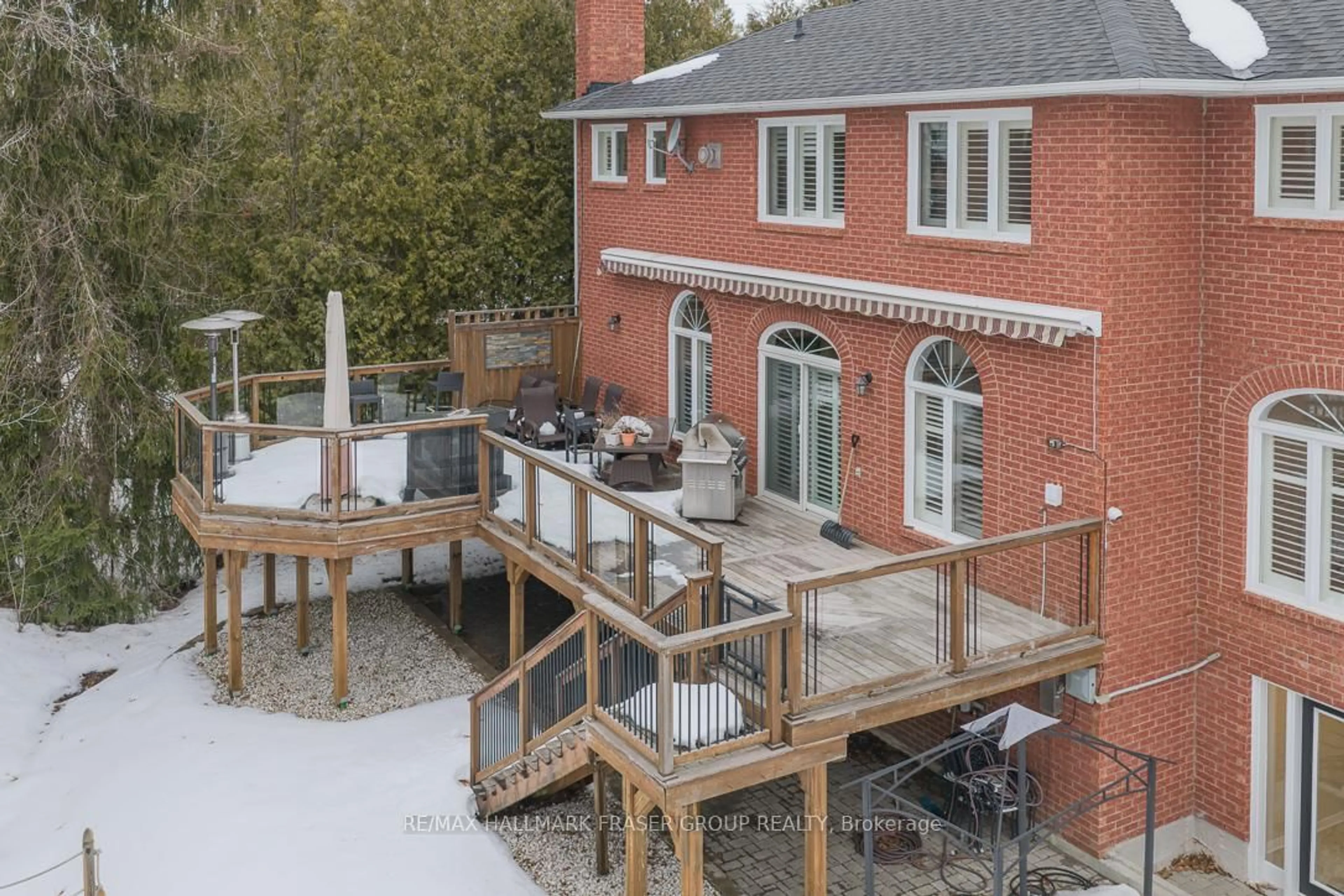 A pic from outside/outdoor area/front of a property/back of a property/a pic from drone, unknown for 813 Primrose Crt, Pickering Ontario L1X 2S8
