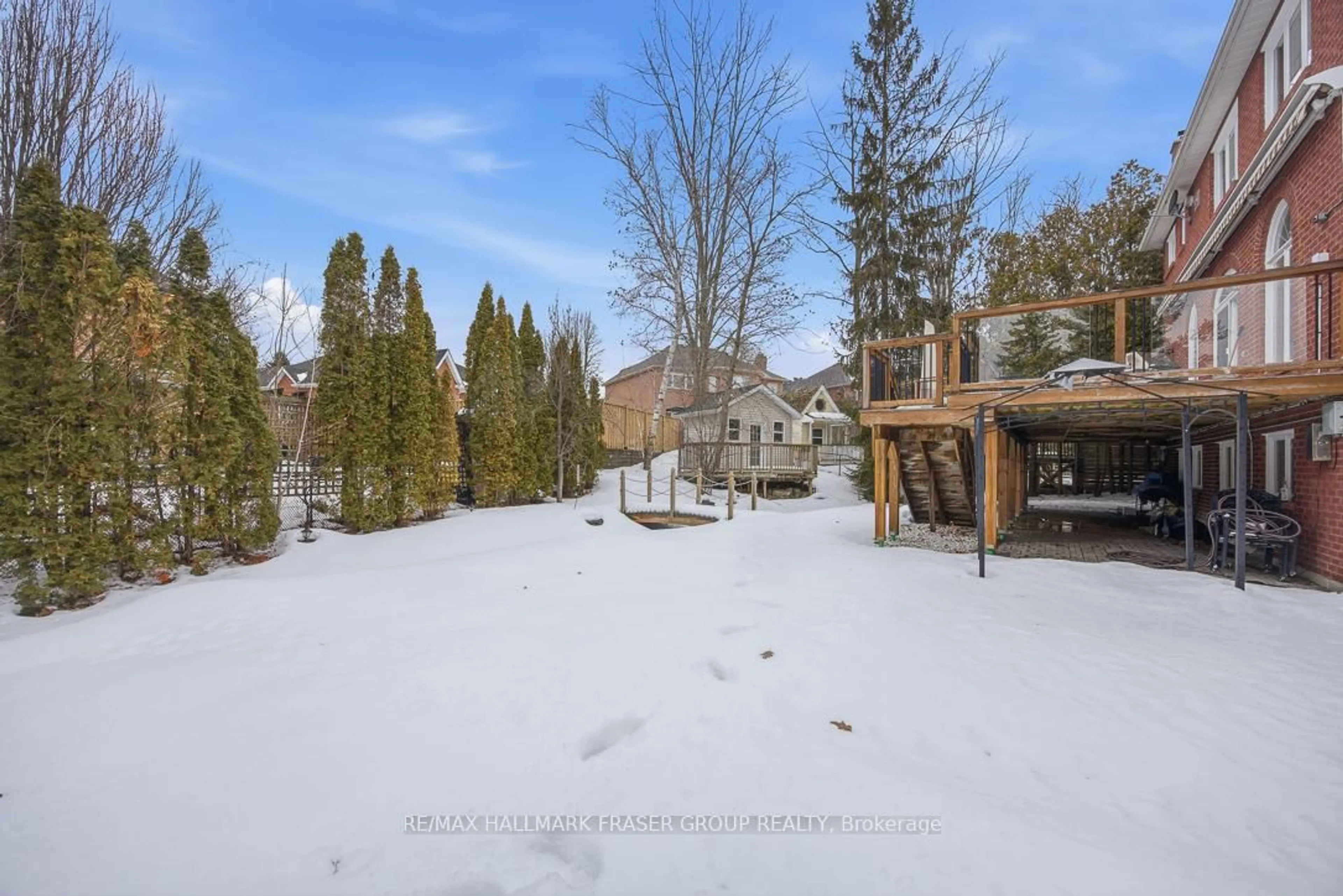 A pic from outside/outdoor area/front of a property/back of a property/a pic from drone, mountain view for 813 Primrose Crt, Pickering Ontario L1X 2S8
