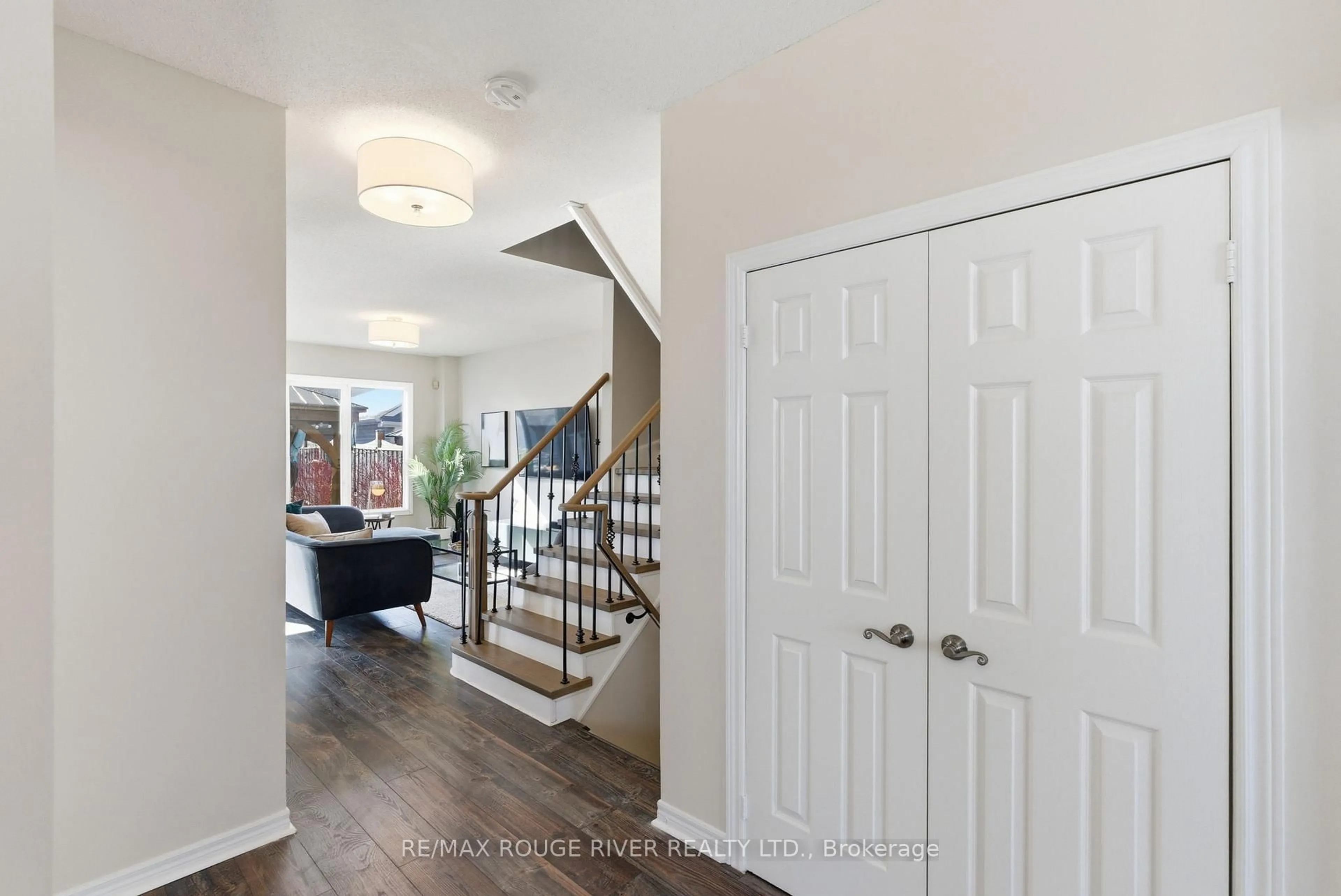 Indoor entryway for 46 Sandford Cres, Whitby Ontario L1R 2R9