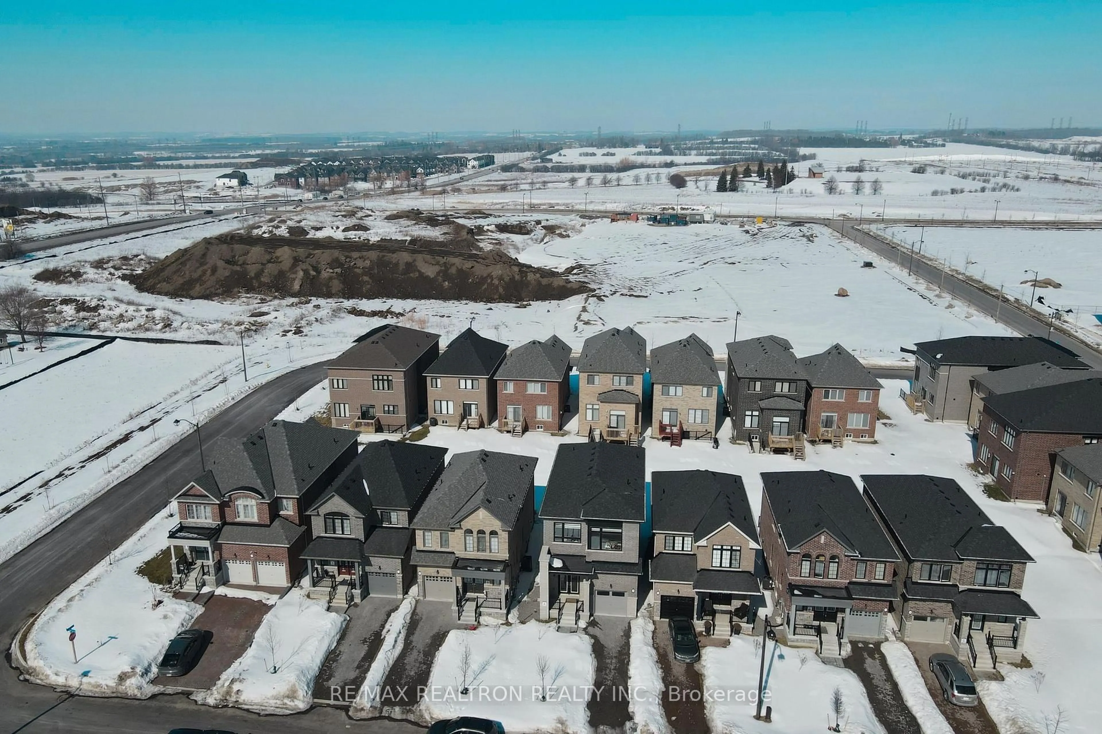 A pic from outside/outdoor area/front of a property/back of a property/a pic from drone, street for 1136 Wilmington Ave, Oshawa Ontario L1L 0T8