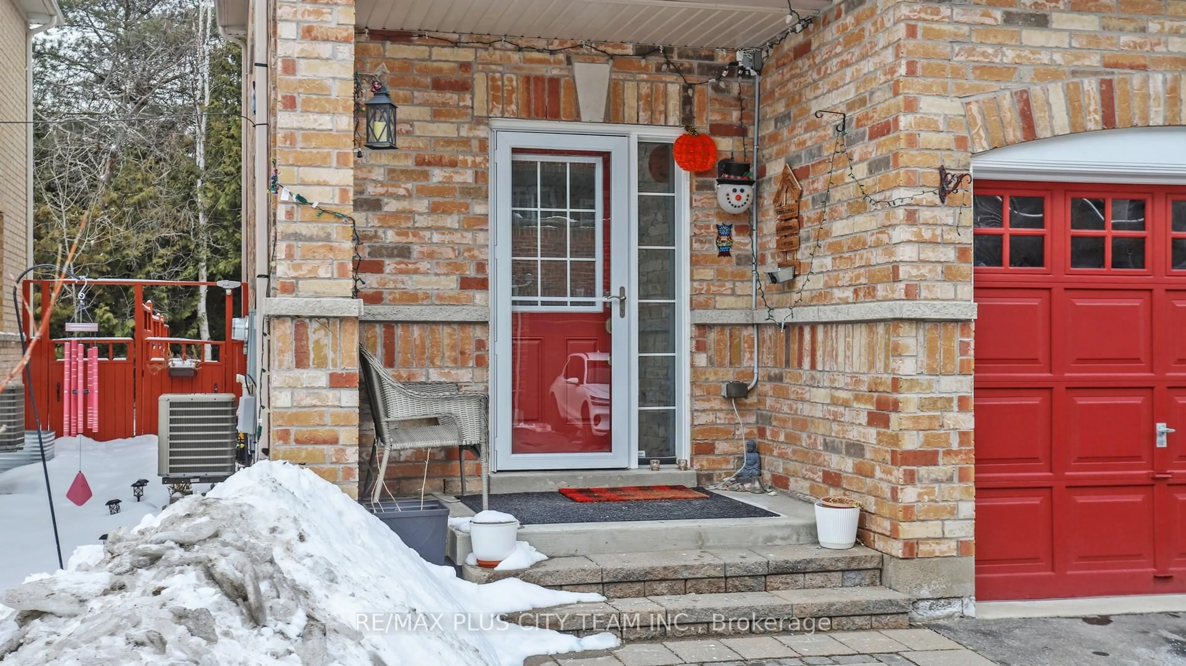 Indoor entryway for 16 Edison Way, Whitby Ontario L1R 0M3