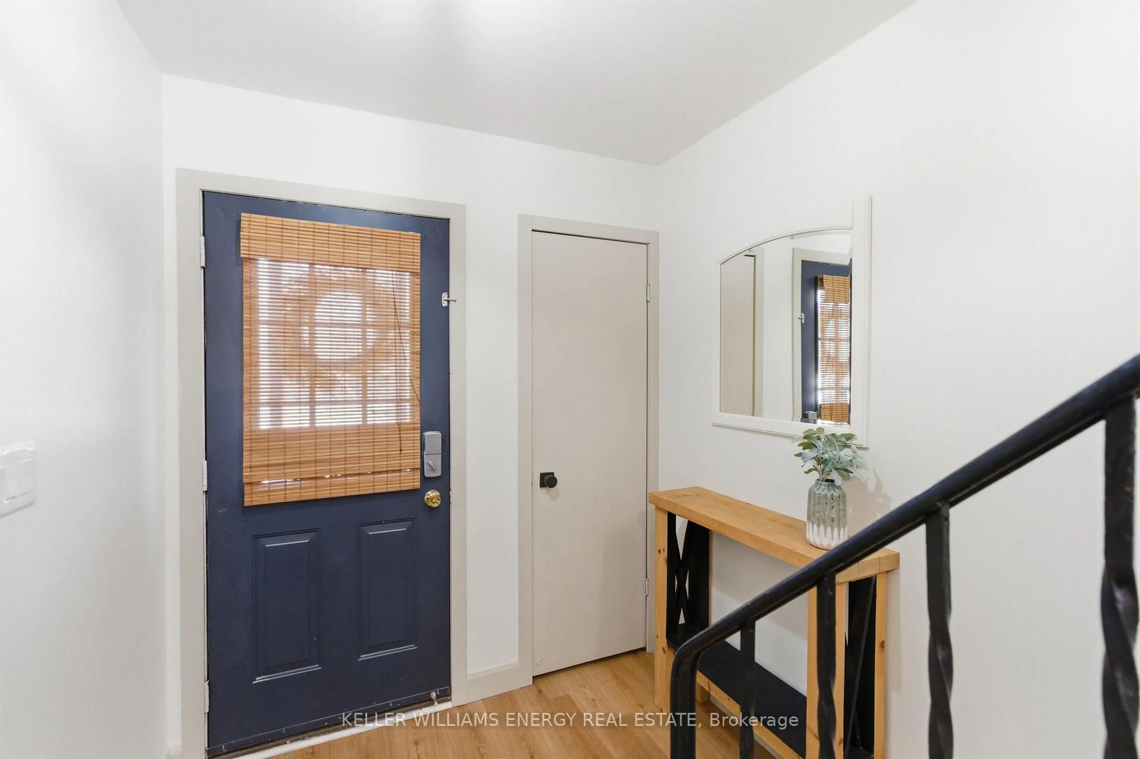 Indoor entryway for 520 Minto Crt, Oshawa Ontario L1G 5K2
