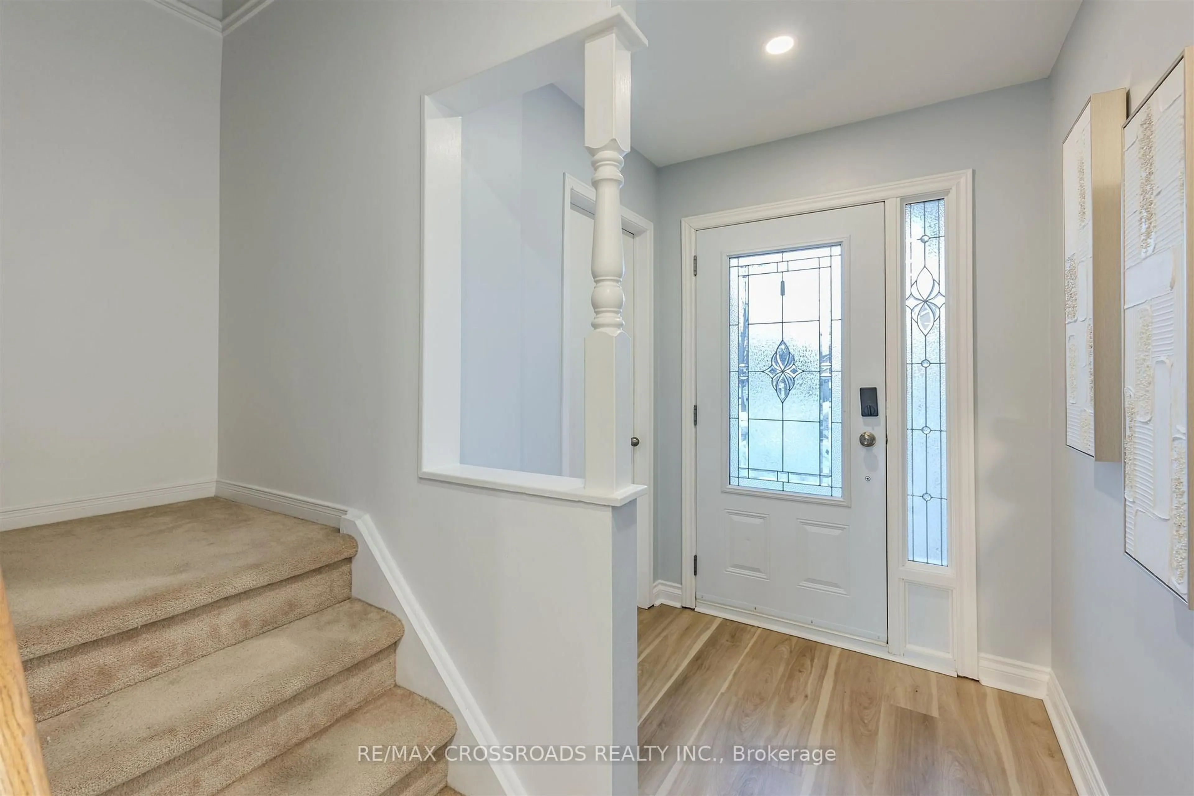 Indoor entryway for 32 Trudeau Dr, Clarington Ontario L1C 4K1
