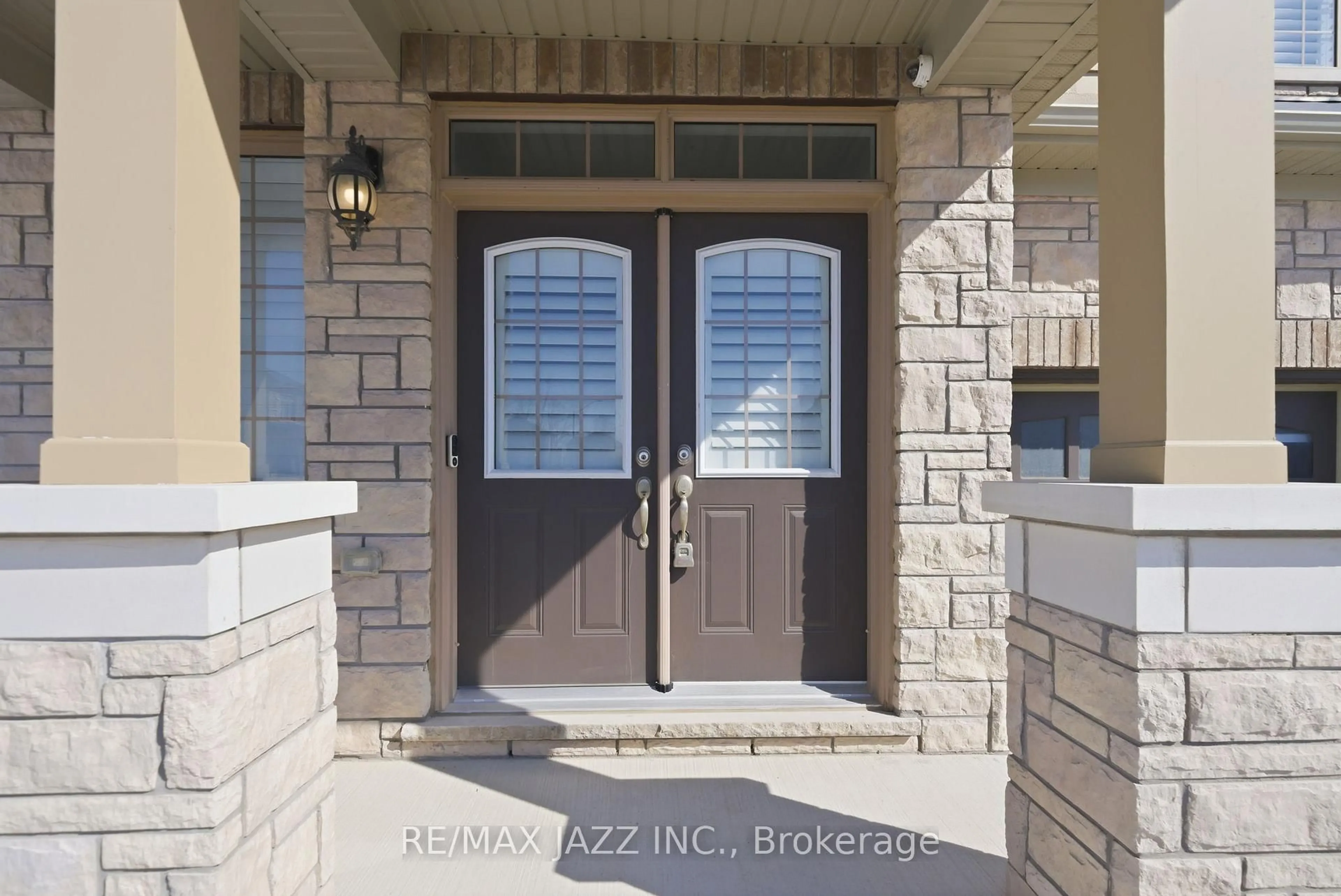 Indoor entryway for 123 Woolacott Lane, Clarington Ontario L1C 7H1